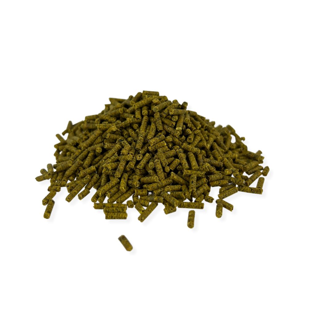 Haufen grüner Pellets. Das Produkt ist ein Nahrungsergänzungsmittel für Hunde und Katzen.