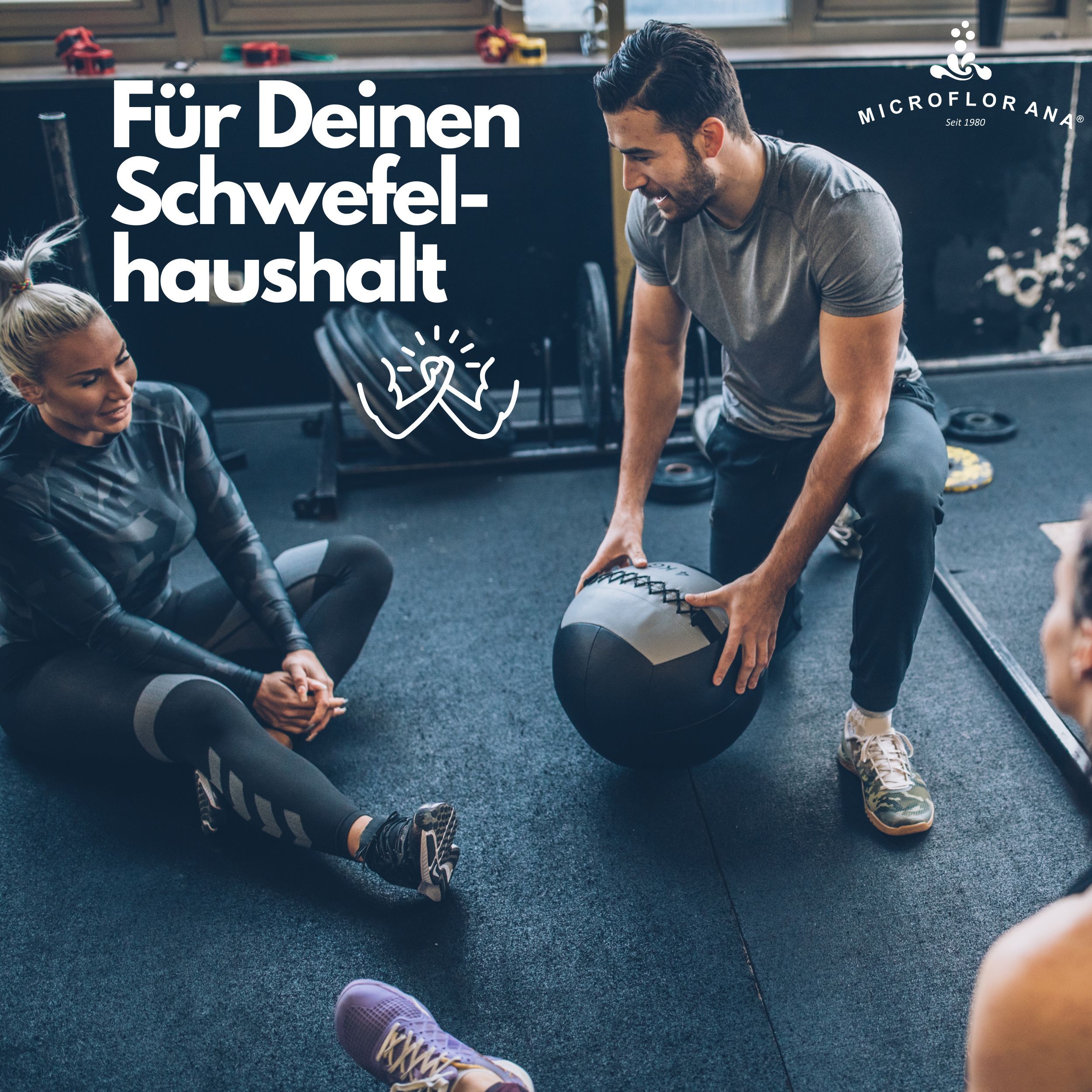 Zwei Personen in einem Fitnessstudio. Eine Frau sitzt, ein Mann hebt einen Medizinball. Text: Für Deinen Schwefelhaushalt.