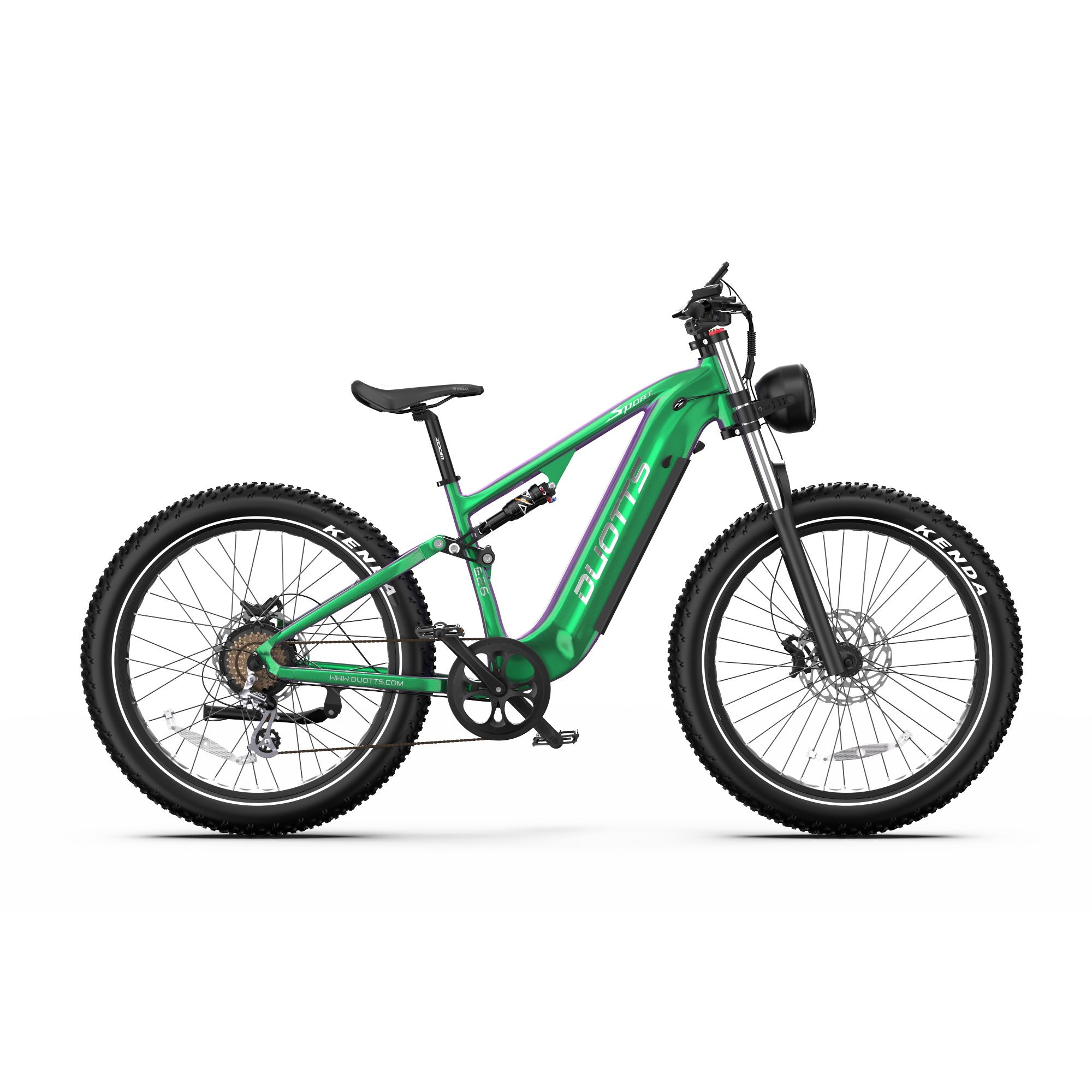 Grünes Elektro-Mountainbike. Schwarze Reifen mit KENDA-Schriftzug. DUOTTS-Logo am Rahmen. Scheinwerfer und Sattel.