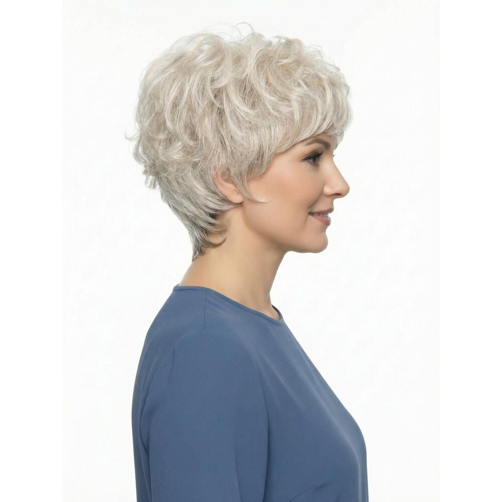 Kurzhaarperücke mit lockigem, grauem Haar. Seitenansicht einer Frau mit blauem Oberteil.