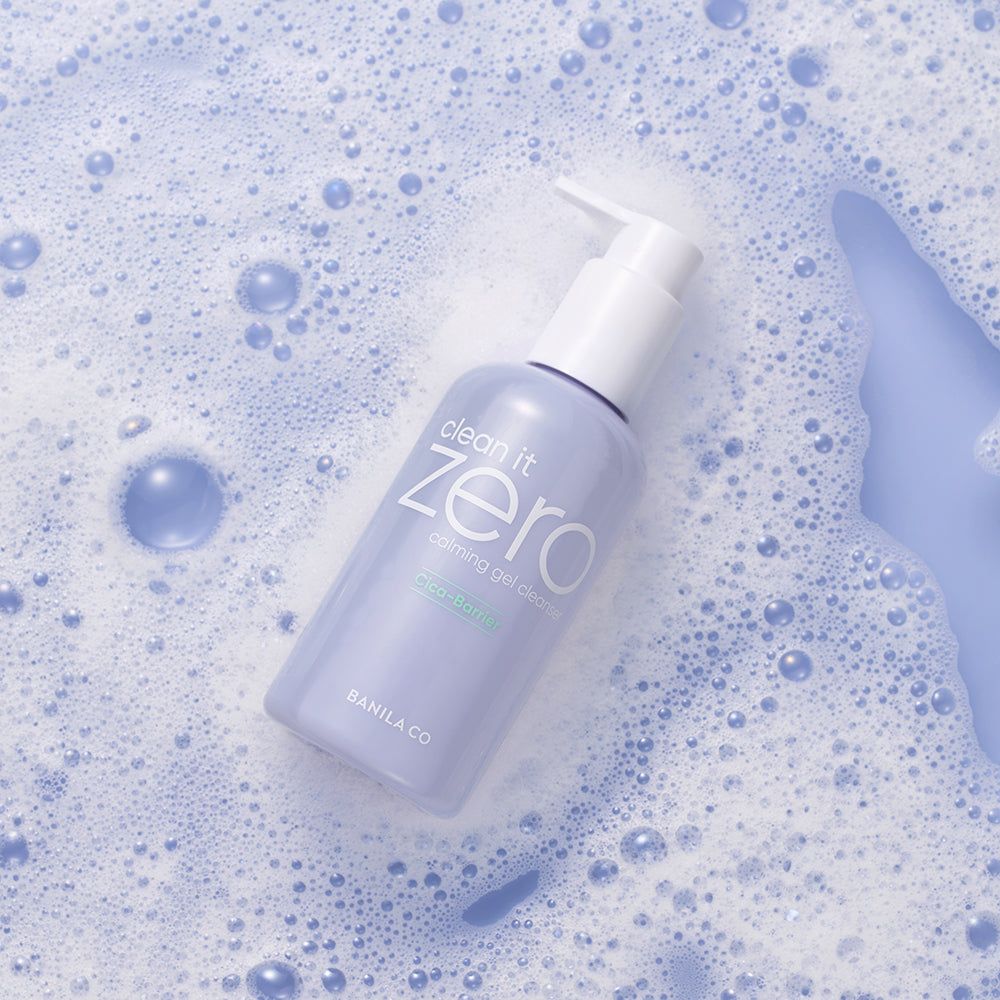 Flasche mit Pumpverschluss. Aufschrift: Clean it Zero, Calming Gel Cleanser. Umgeben von Seifenblasen.