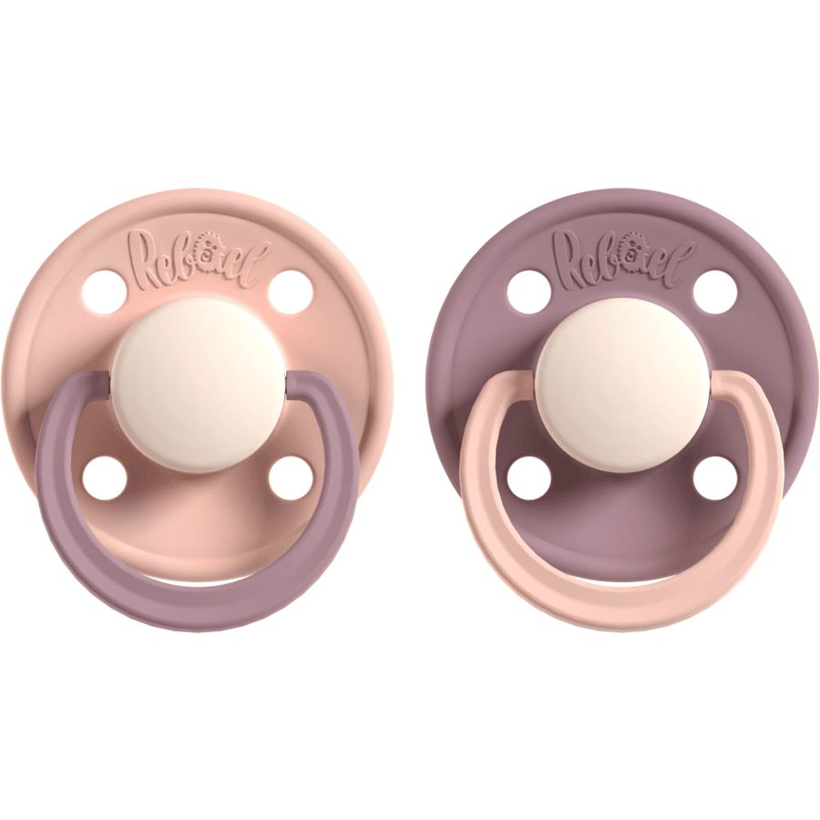 Zwei Schnuller. Rosa und lila Sauger, runde Schild mit Schriftzug. Beige Nippel. Silikon. 