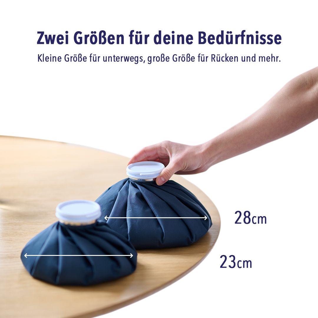Zwei blaue Wärmflaschen, eine kleiner als die andere. Text: Zwei Größen für deine Bedürfnisse.