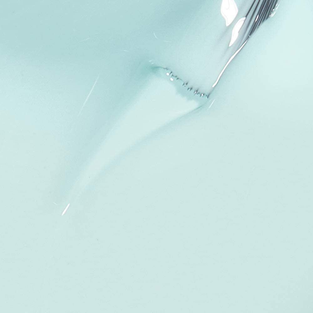 Heller Nagellack mit Pinsel. Flüssige Textur in Hellblau. Nahaufnahme.