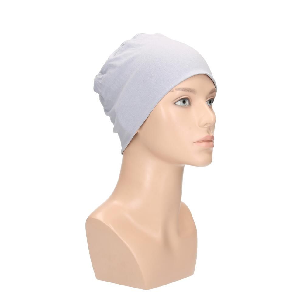 Hellgrauer Turban auf einer Büste. Schräge Ansicht. Glatter Stoff, ohne sichtbare Details.