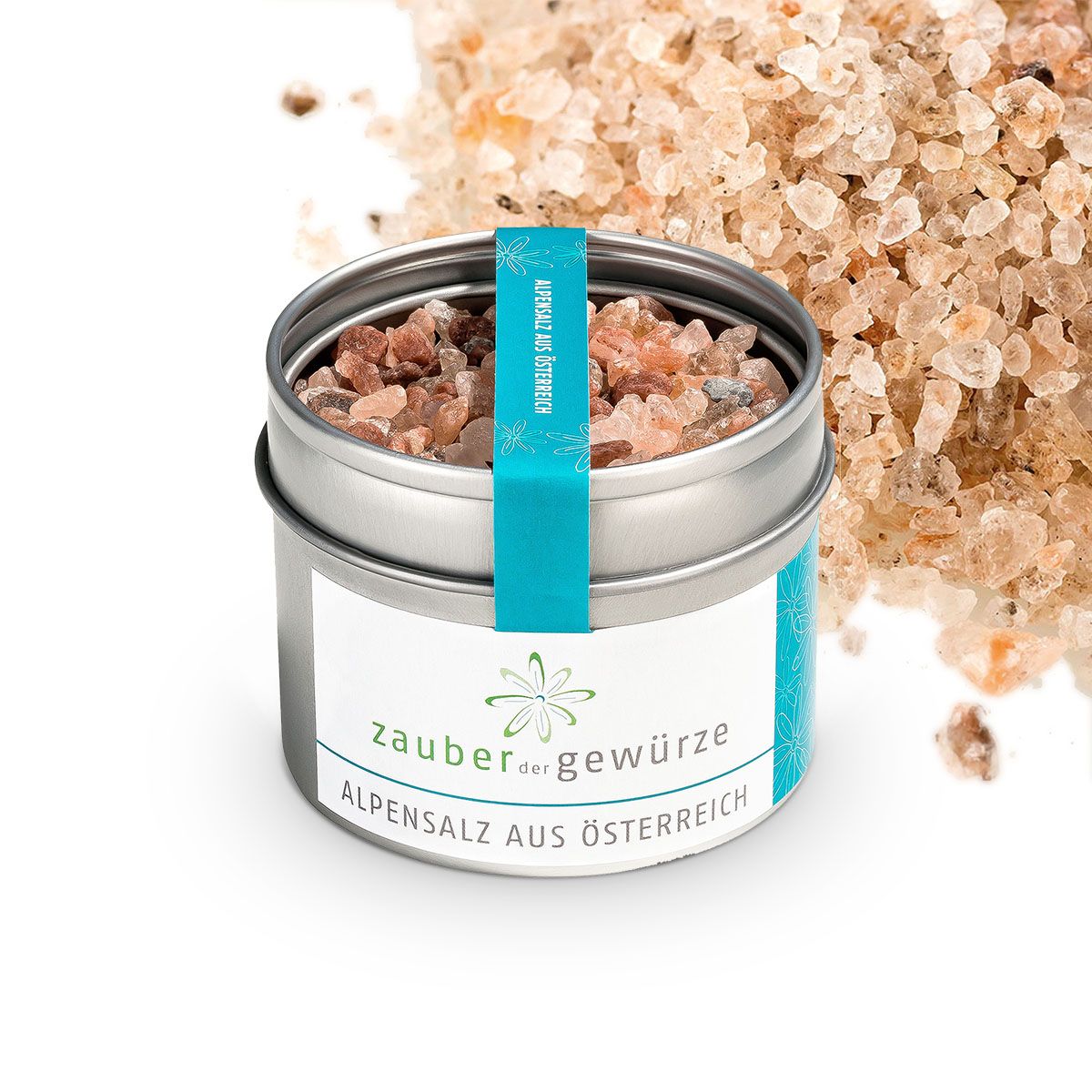 Geöffnete Dose Alpen-Ursalz. Türkis Etikett mit Produktnamen. Salz-Kristalle liegen daneben.
