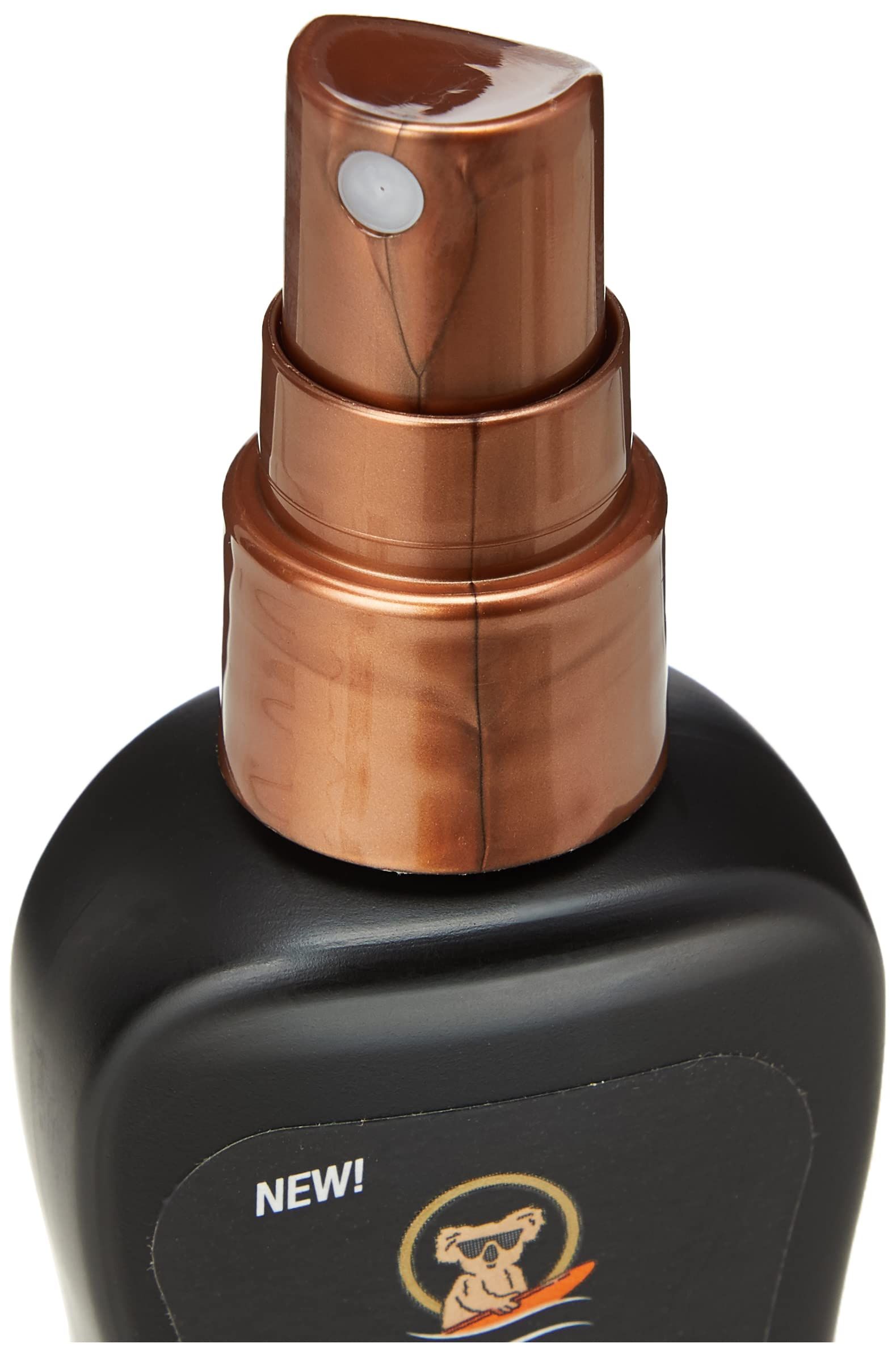Nahaufnahme des Sprühkopfes einer schwarzen Flasche. Brauner Sprühkopf. Aufschrift: Australian Gold, Instant Bronzer, 15.