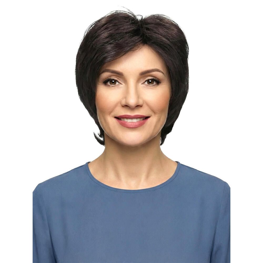 Kurzhaarperücke in Braun. Frontale Ansicht einer Frau mit blauem Oberteil. Haarschnitt mit Pony.