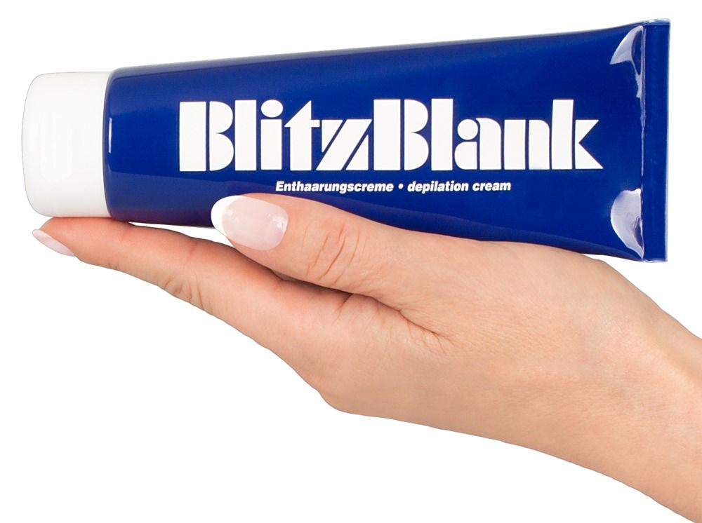Blaue Tube mit weißem Verschluss, gehalten in einer Hand. Aufschrift "BlitzBlank" und "Enthaarungscreme".