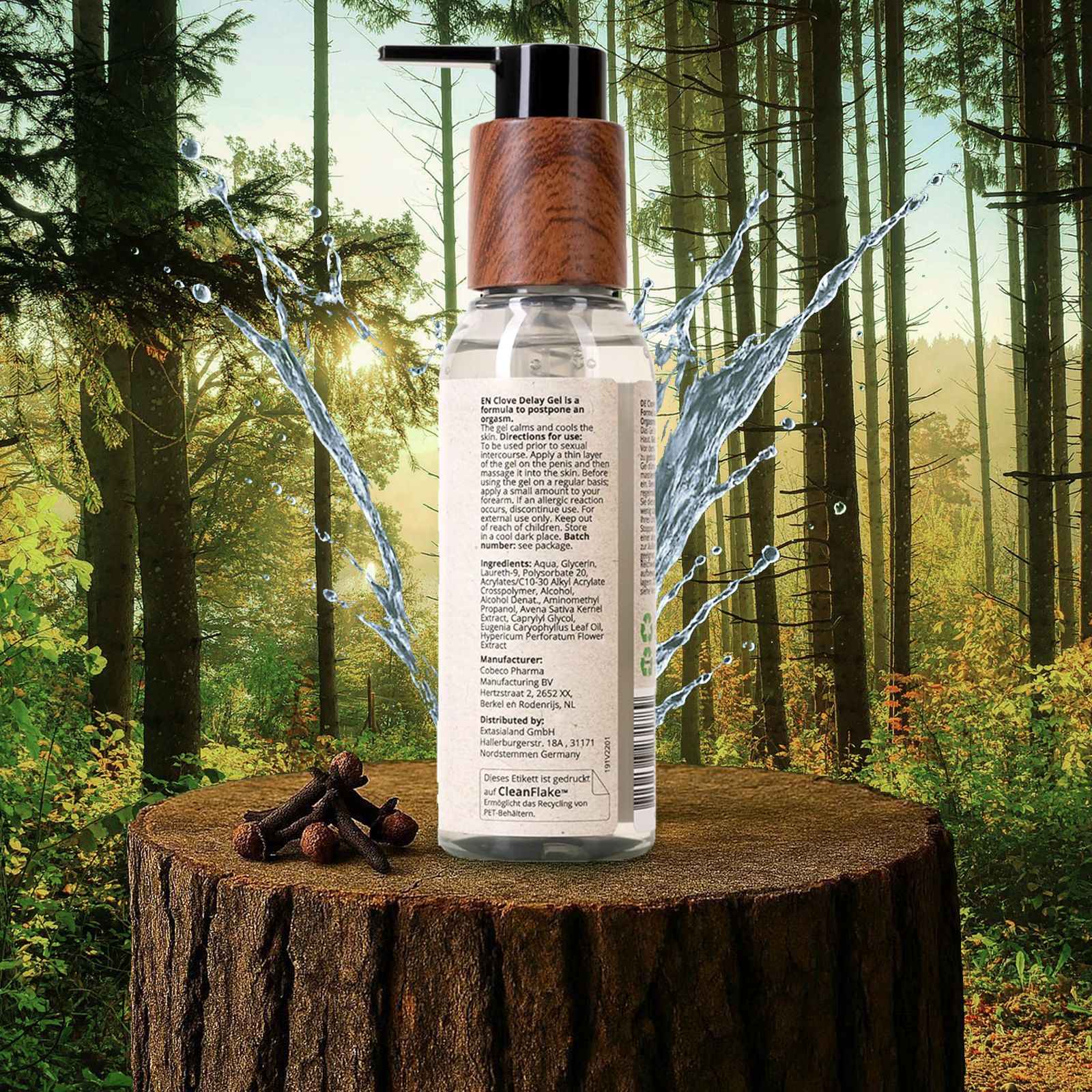 Delay Gel Flasche auf Baumstumpf. Rückseite mit Text. Wasser spritzt. Nelken. Waldhintergrund. Holzdeckel.