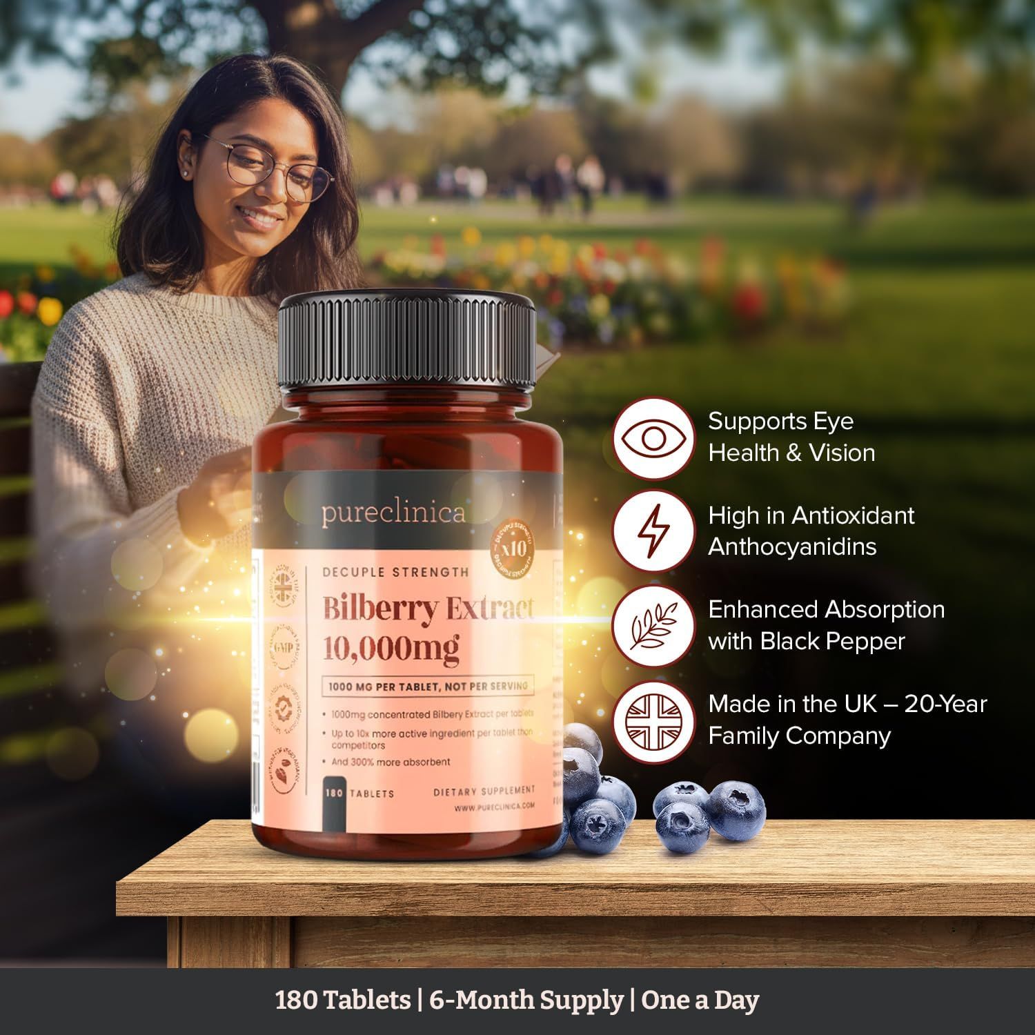 Frau mit Brille hält eine Flasche pureclinica Blaubeerextrakt 10.000mg. 180 Tabletten, 6-Monats-Vorrat, hergestellt in Großbritannien.