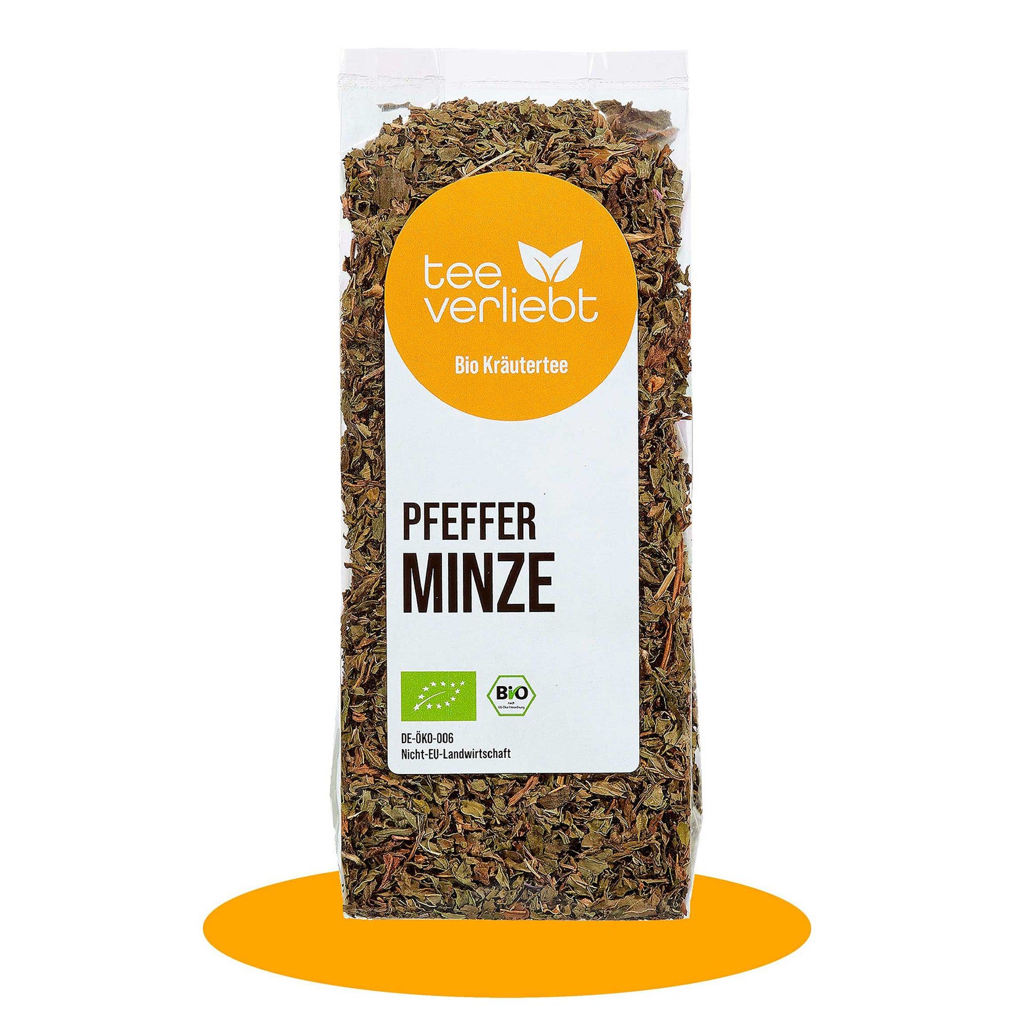 Klarsichtbeutel mit losem Bio-Kräutertee. Aufkleber mit Logo, Text: Pfefferminze, Bio-Siegel.
