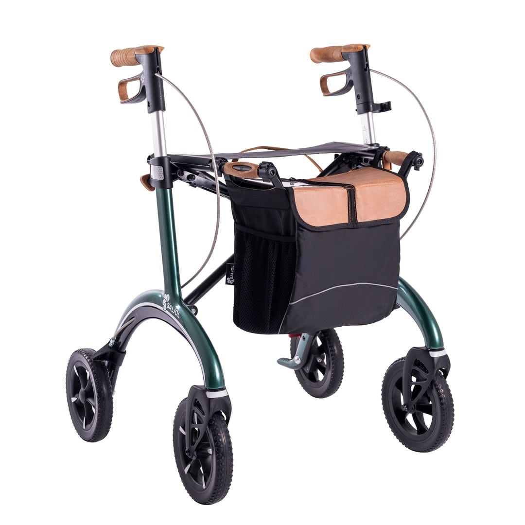 Grüner Rollator mit vier Rädern, Einkaufstasche und braunen Griffen. Schwarze Räder und Rahmen. Auf weißem Hintergrund.