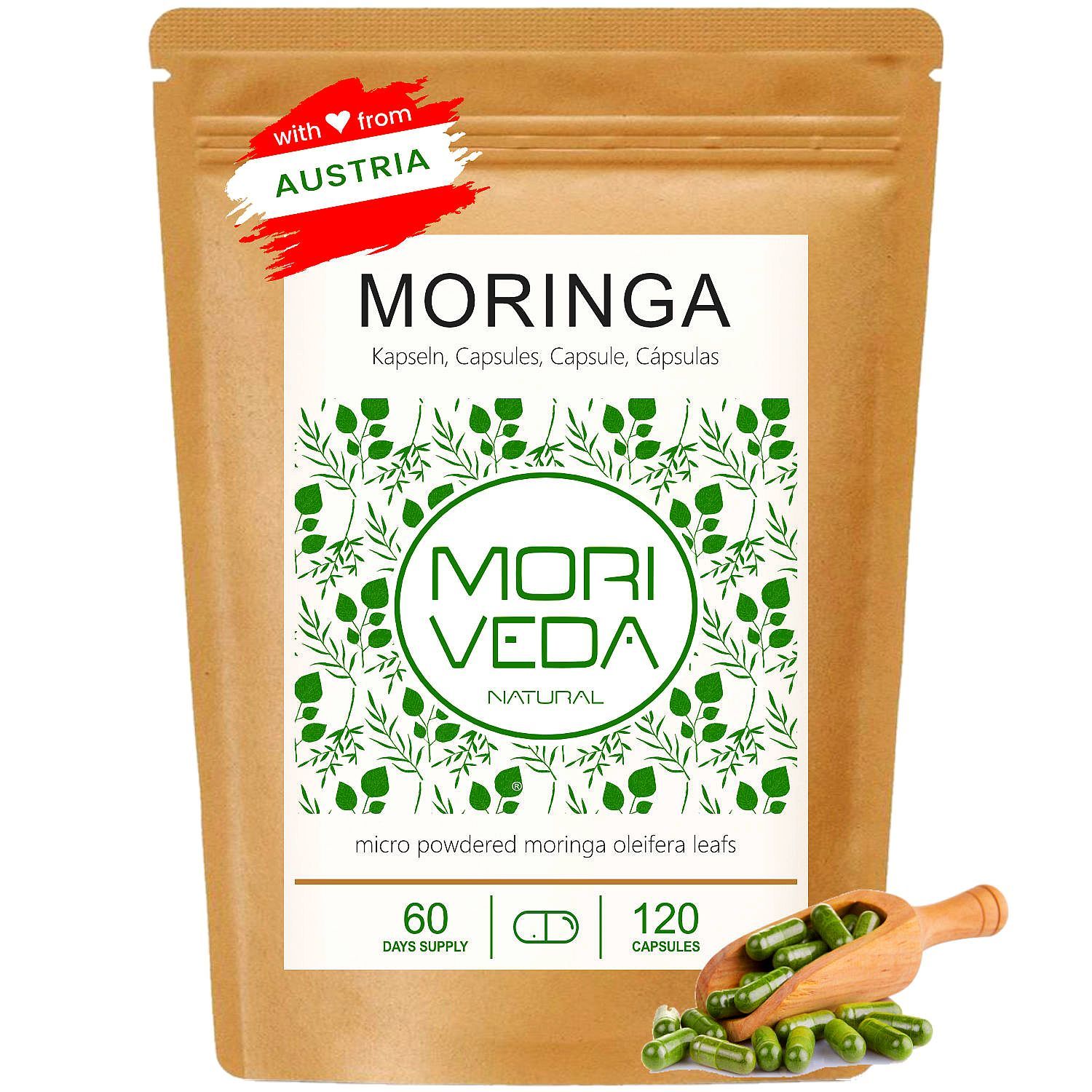 Beutel mit Moringa Kapseln. Aufschrift: MORINGA, MORI VEDA NATURAL. 120 Kapseln. Holzschaufel mit Kapseln.