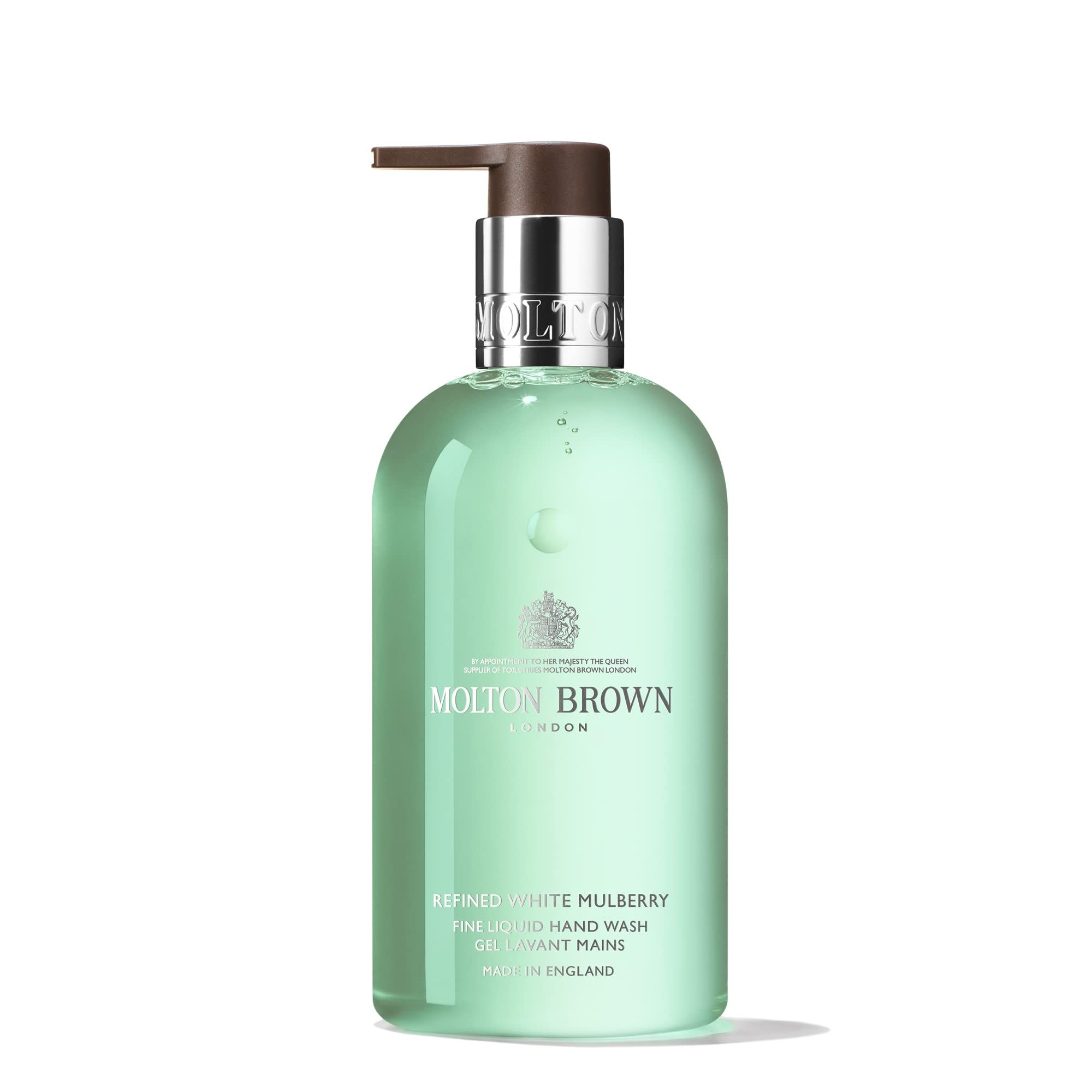 Grüne Flüssigseife in einer Flasche mit Pumpe. Aufschrift: Molton Brown, Refined White Mulberry, Fine Liquid Hand Wash.