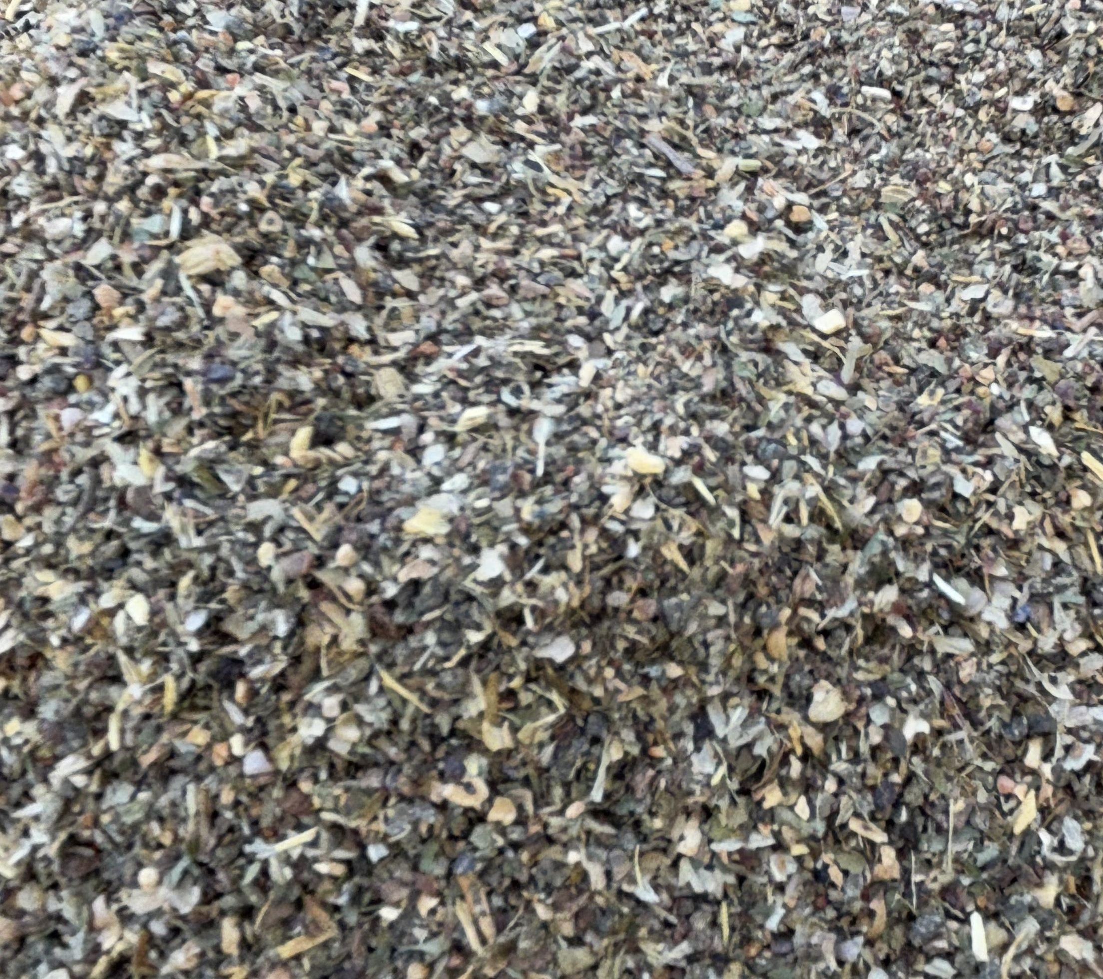 Nahaufnahme von Kräutern. Verschiedene Farben und Formen. Lose, zerkleinerte Kräuter. Textur von Kräutern.