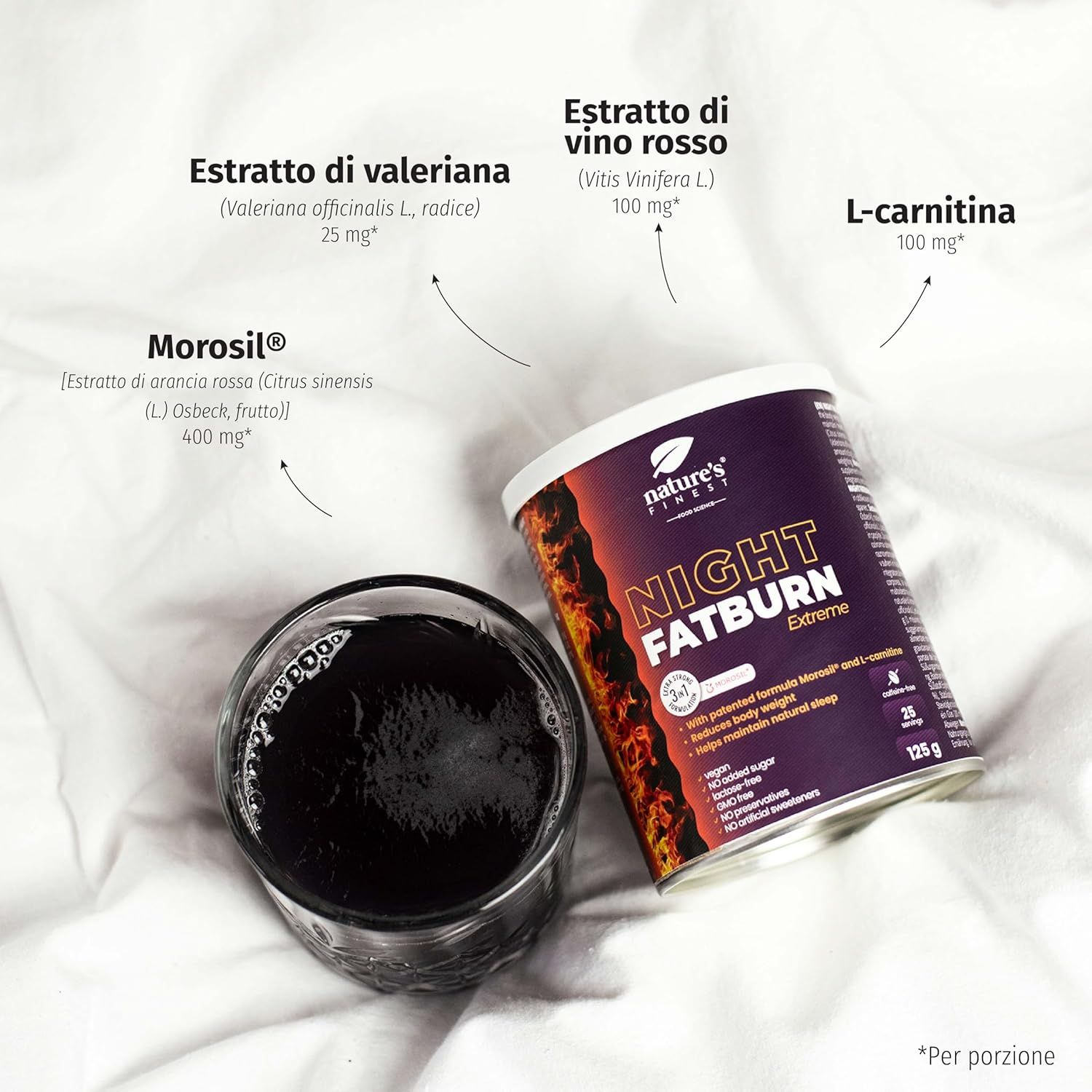 Glas mit dunkler Flüssigkeit und Dose Night FatBurn Extreme. Zutaten: L-Carnitin, Valeriana, Morosil.