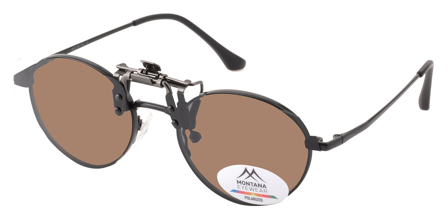 Sonnenbrille mit braunen Gläsern und schwarzem Rahmen. Auf einem Glas ist das Logo von Montana Eyewear und der Schriftzug POLARIZED zu sehen.