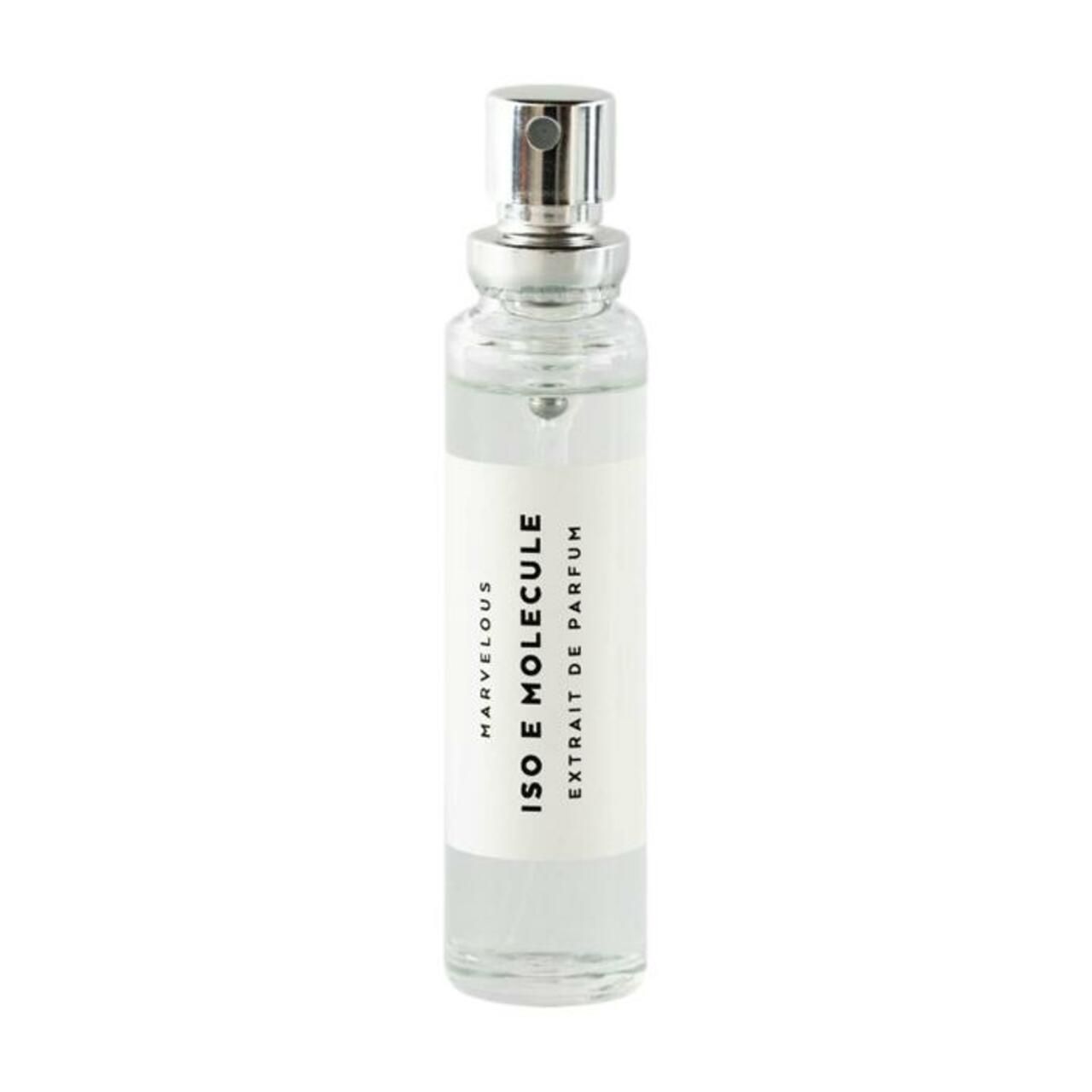 Glasflakon mit silbernem Sprühkopf. Etikett mit "ISO E MOLECULE" und "EXTRAIT DE PARFUM".