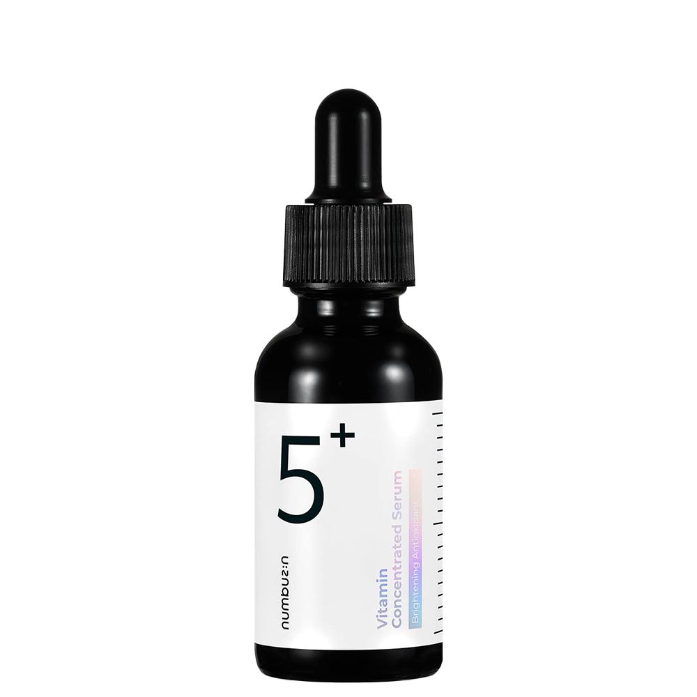 Dunkle Glasflasche mit Pipette, Etikett mit '5+' und 'Vitamin Concentrated Serum'.