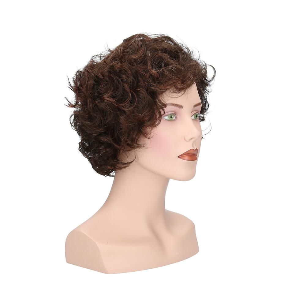 Perücke Maryna von Lofty, braun, lockig, auf einer Büste. Seitenansicht.
