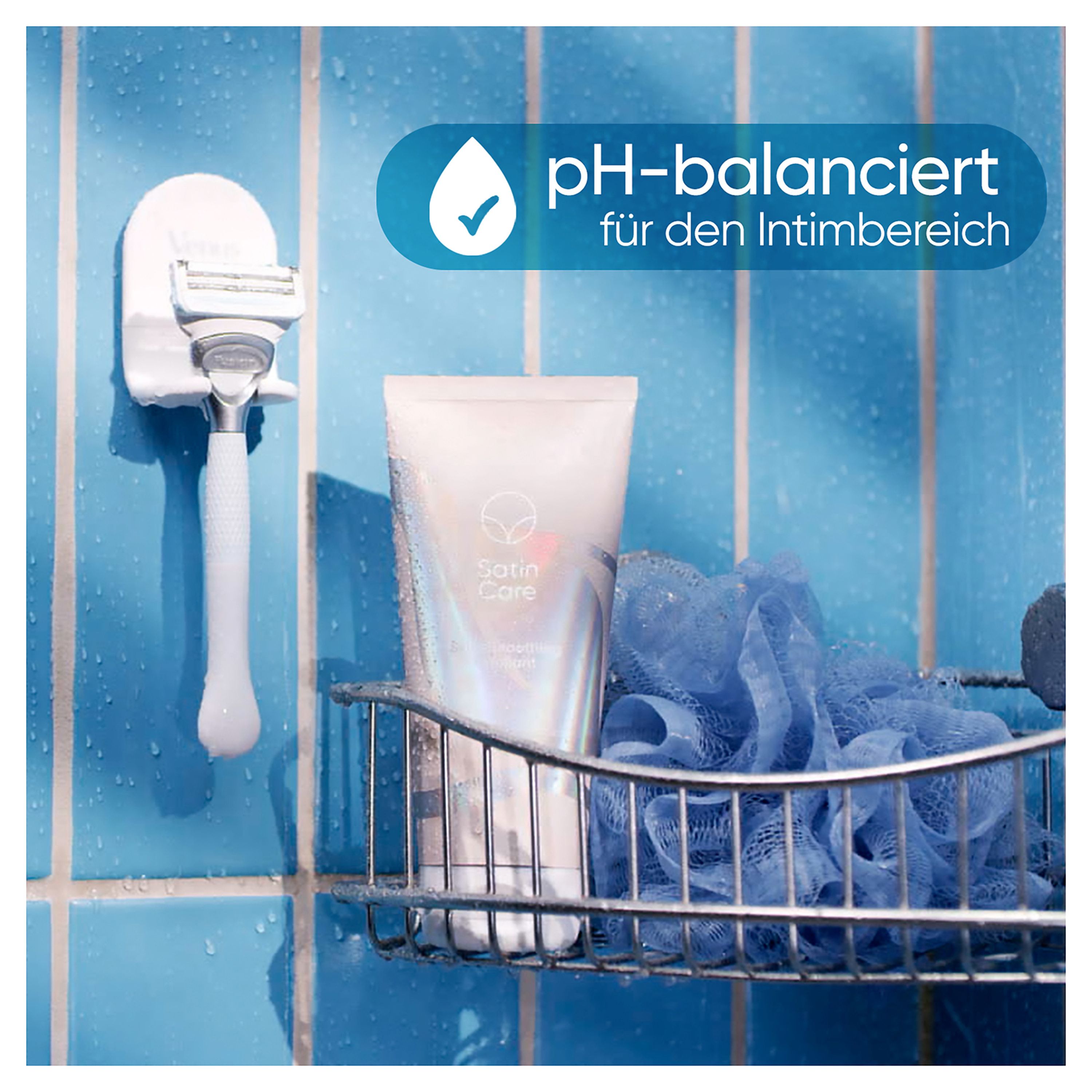 Rasierer und Produkte in einer Duschumgebung. Text: pH-balanciert für den Intimbereich. Produkte: Peeling, Rasierer.