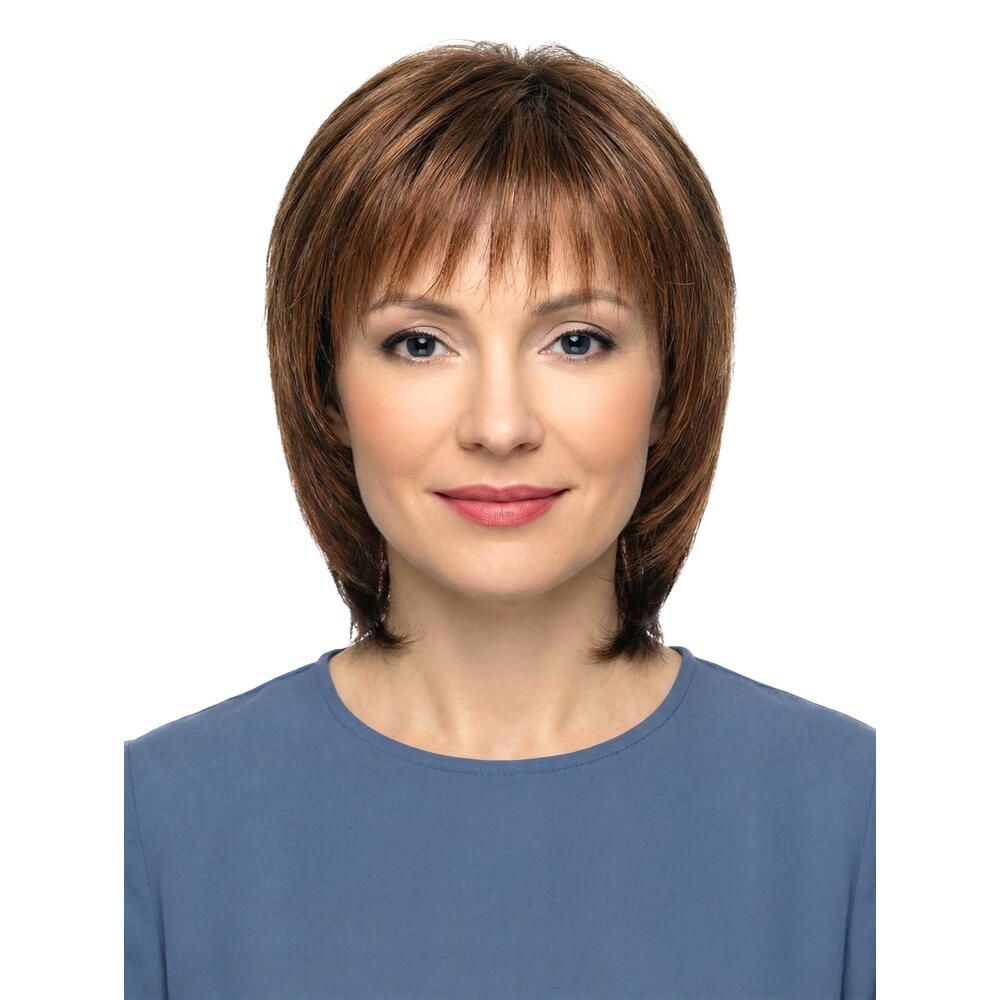 Kurzhaarperücke mit Pony. Rotbraune Farbe. Frau mit blauem Oberteil. Frontansicht.