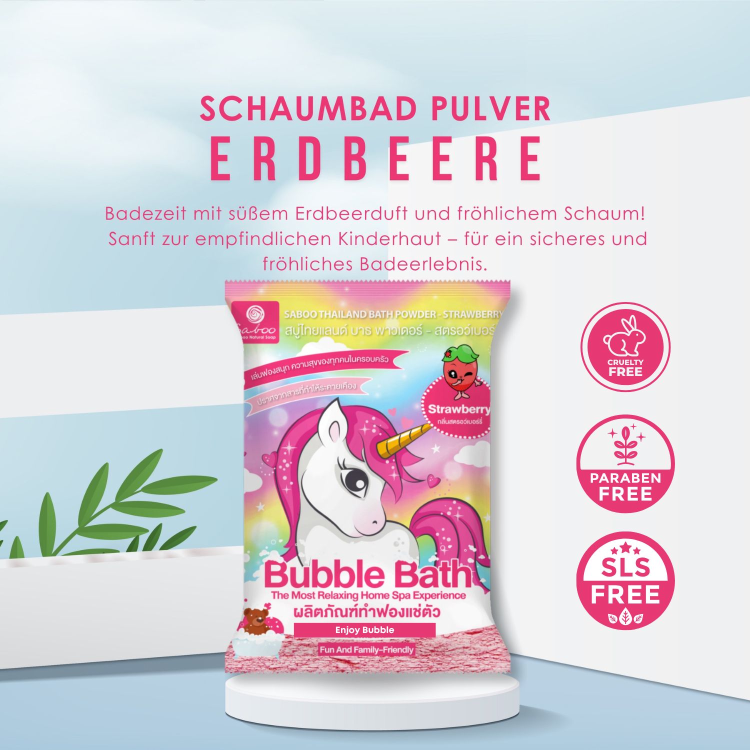 Rosa Beutel mit Erdbeer-Illustration und Text: SABOO Schaumbad Pulver Erdbeere. Logos: Cruelty Free, Paraben Free, SLS Free. Auf Podest.