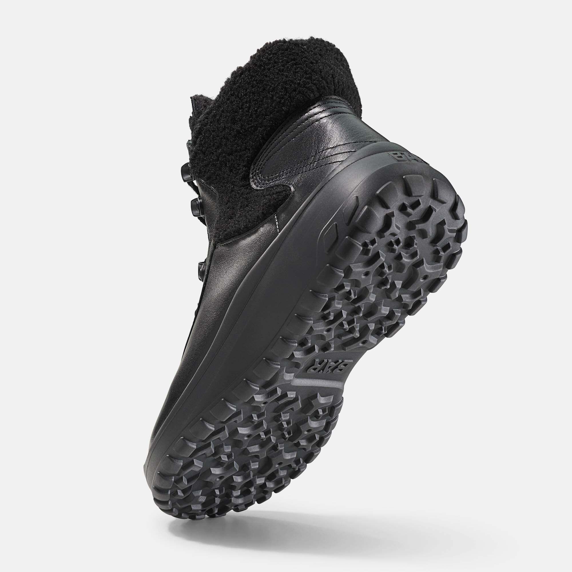 Rückansicht einer schwarzen Leder-Stiefelette mit profilierter Sohle.