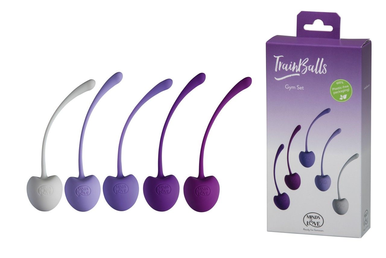Fünf TrainBalls in Lila-Tönen. Rechts, eine Verpackung mit Produktabbildung und Schriftzug TrainBalls.