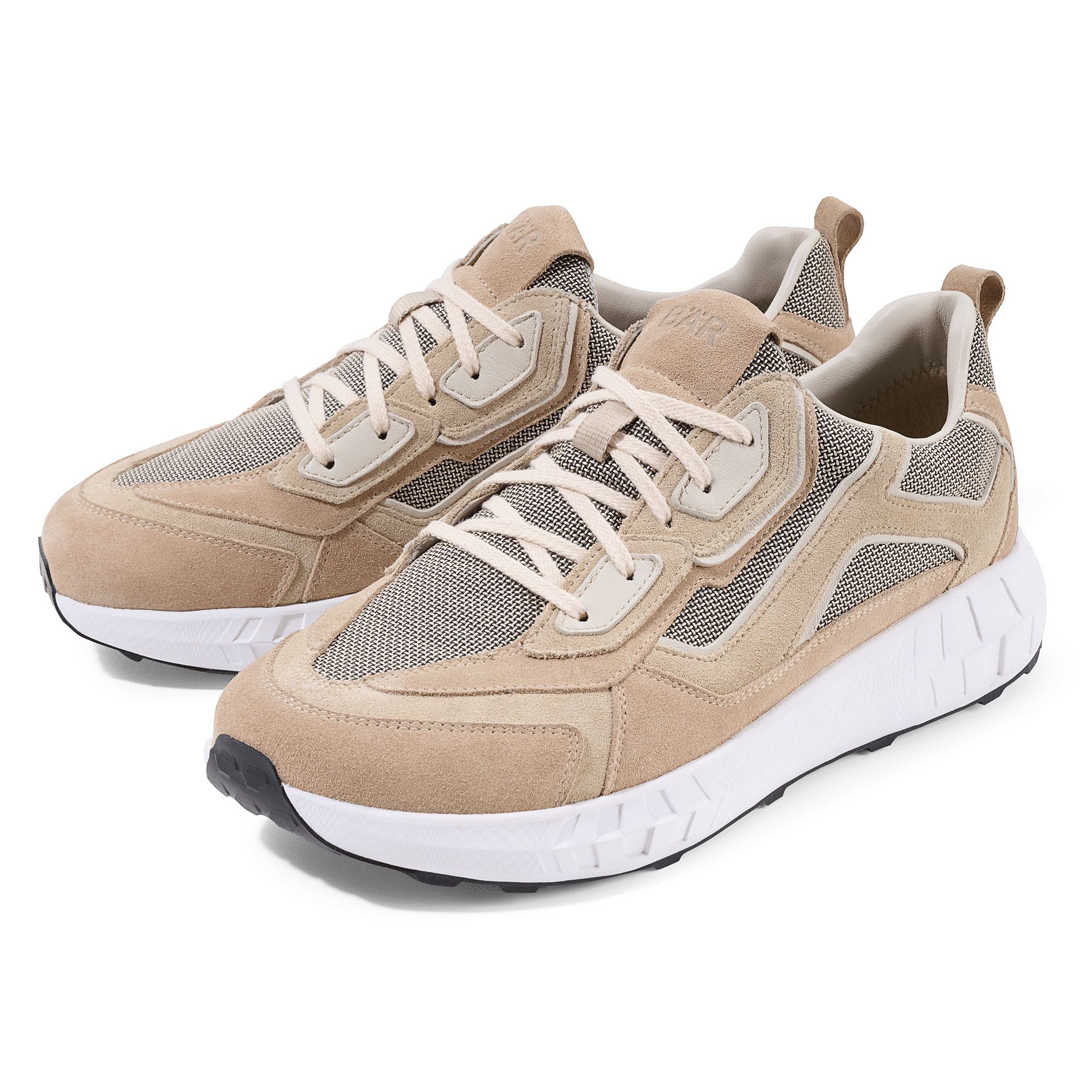 Zwei beigefarbene Schnürschuhe mit weißer Sohle. Mesh-Einsätze und Wildleder-Details. Blick von vorne.