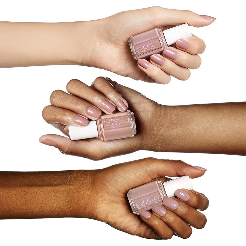 Drei Hände mit unterschiedlichen Hauttönen halten Fläschchen mit rosafarbenem Nagellack. Der Markenname 'essie' ist sichtbar.