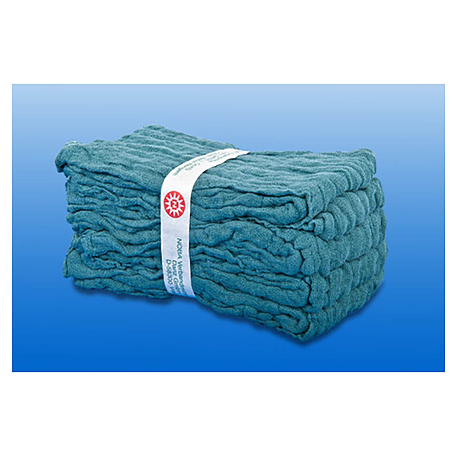 Stapel grüner, vorgewaschener Tücher, mit Band. Aufdruck: AQUA Medizinprodukte. Zertifizierung.