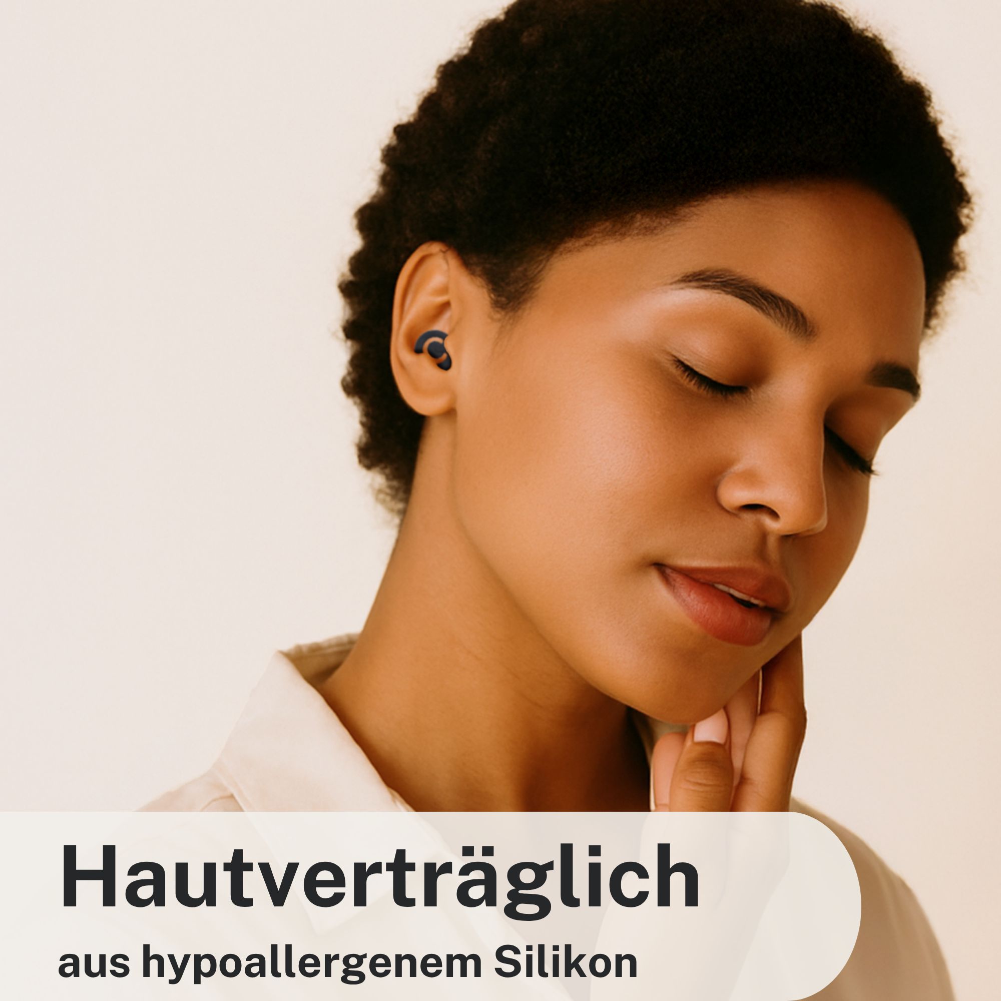 Frau mit Ohrstöpsel im Ohr. Text: Hautverträglich aus hypoallergenem Silikon.