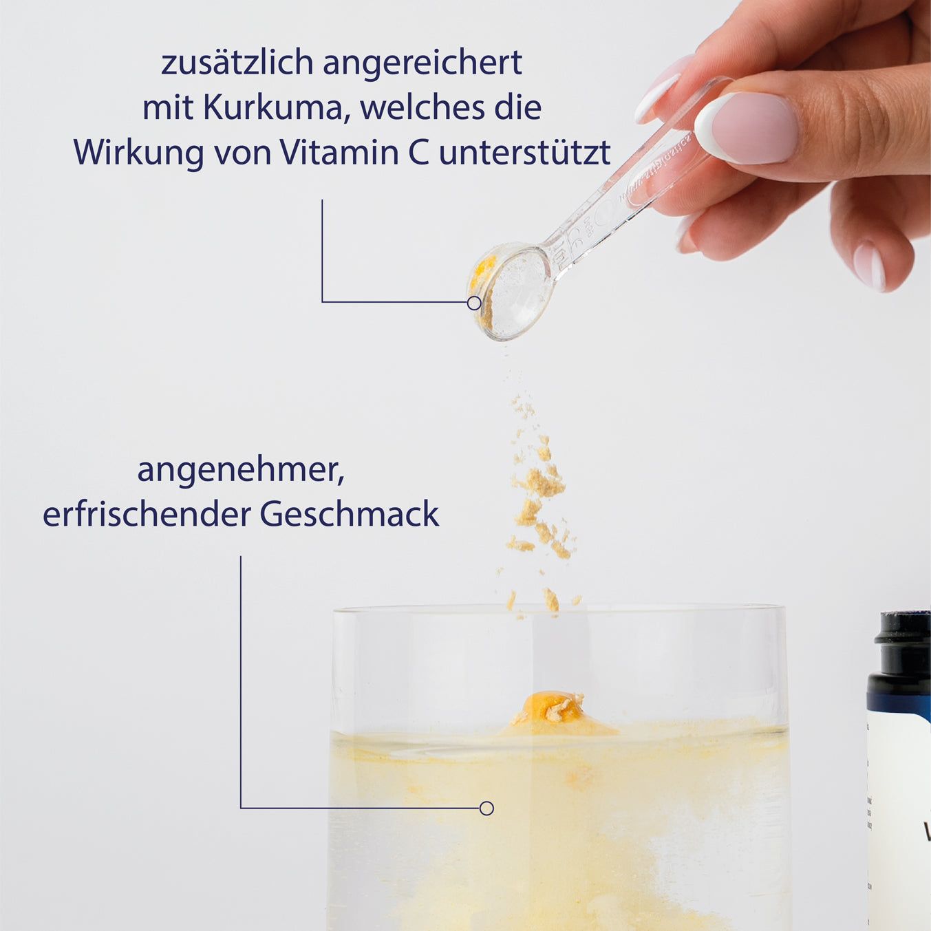 Pulver wird aus einem Löffel in ein Glas Wasser gegeben, angereichert mit Kurkuma.