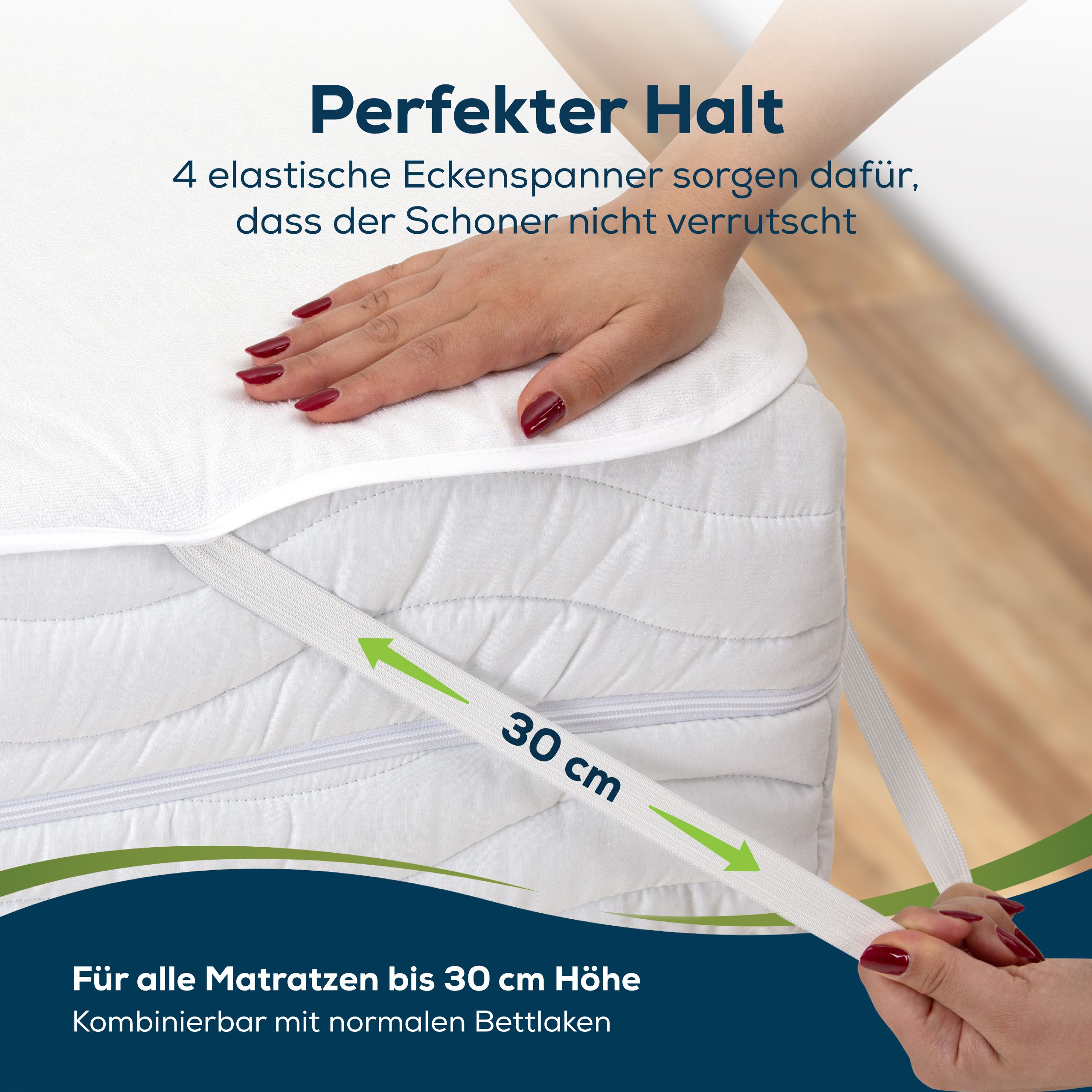 Hände spannen Eckenspanner am Matratzenschoner. Text: Perfekter Halt. 4 elastische Eckenspanner. Für Matratzen bis 30 cm Höhe.