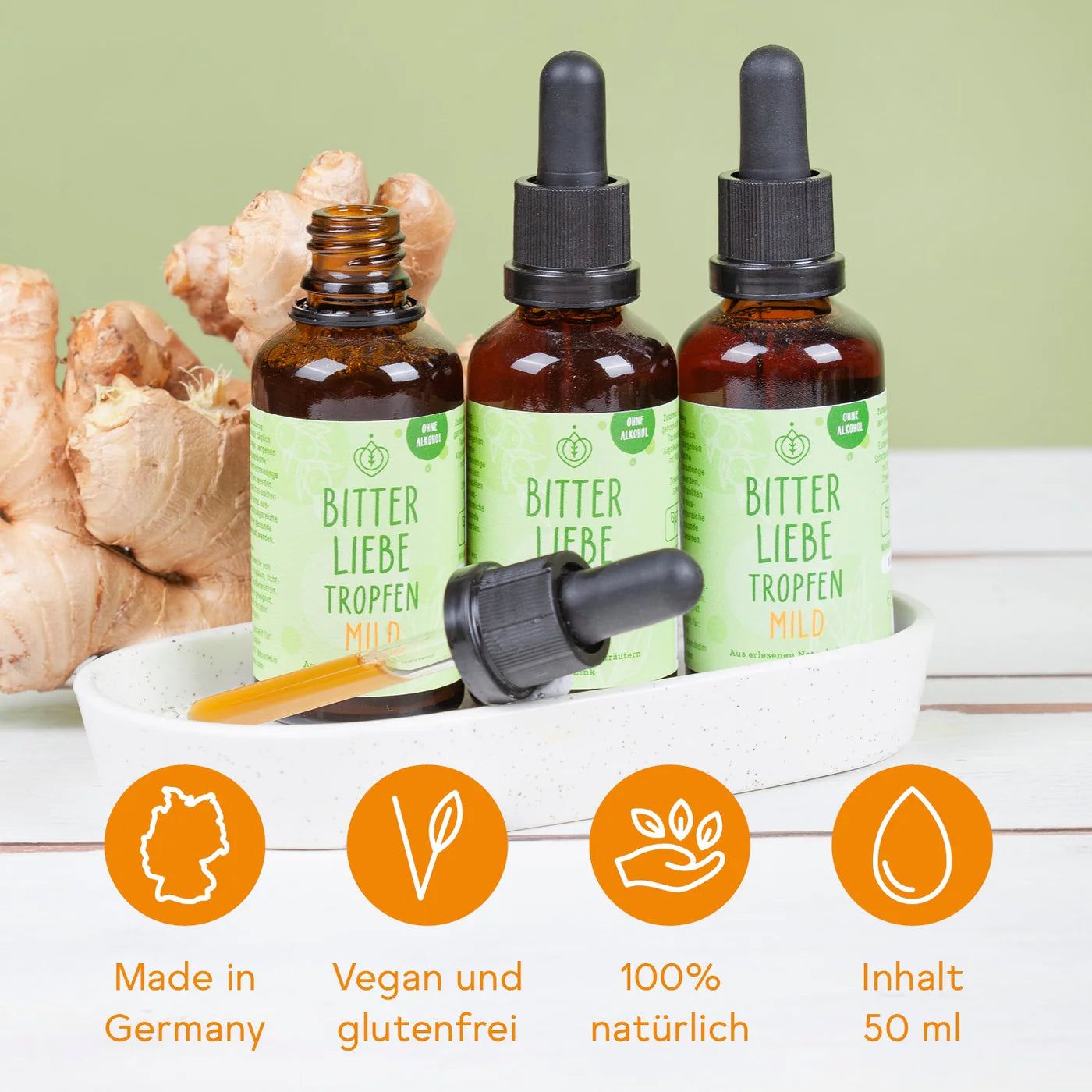 Drei Flaschen BitterLiebe Tropfen mild mit Dosierpipetten. Aufschrift auf Etikett. Vegan, glutenfrei, natürlich.