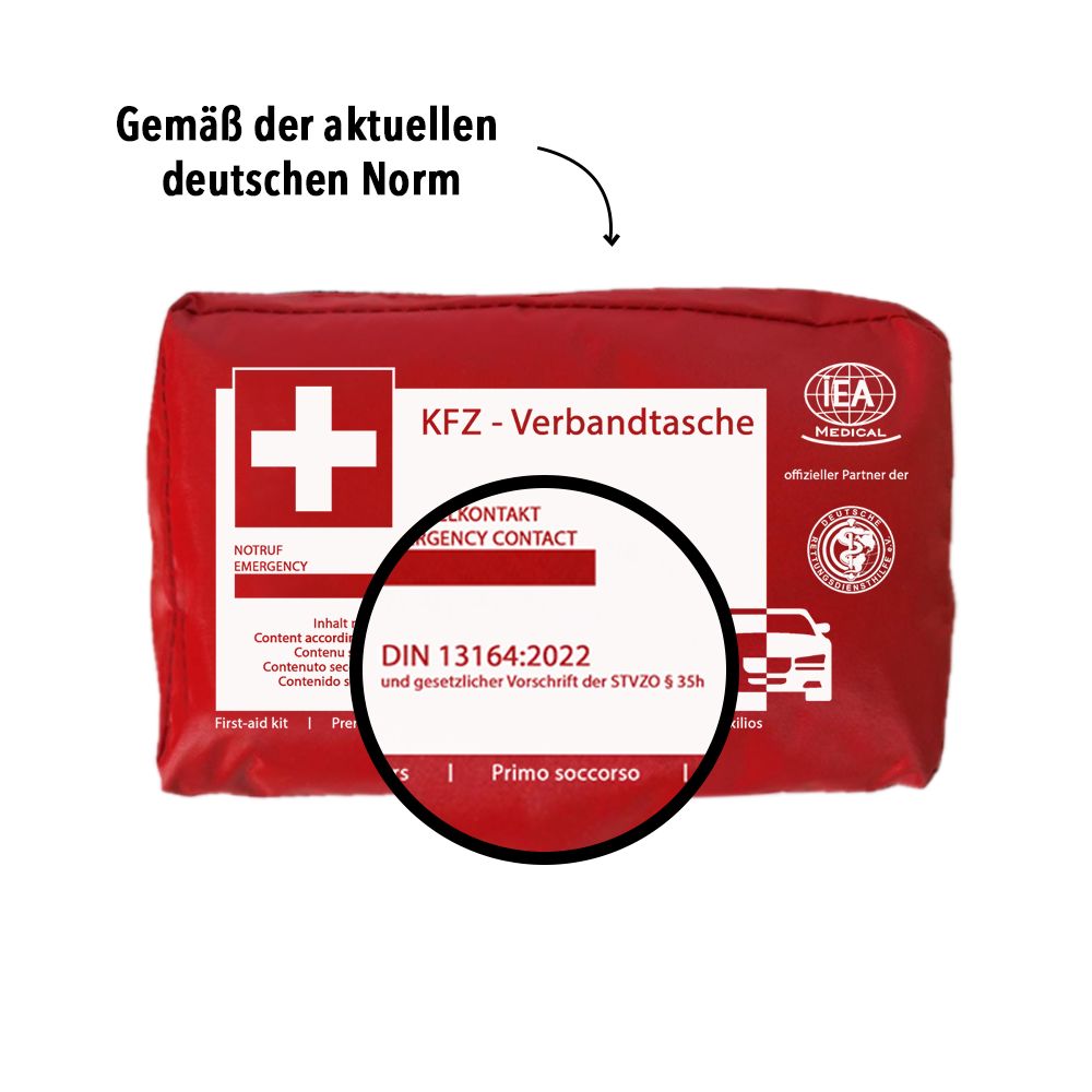 Detail der KFZ-Verbandtasche. Text: DIN 13164:2022. IEA Medical.