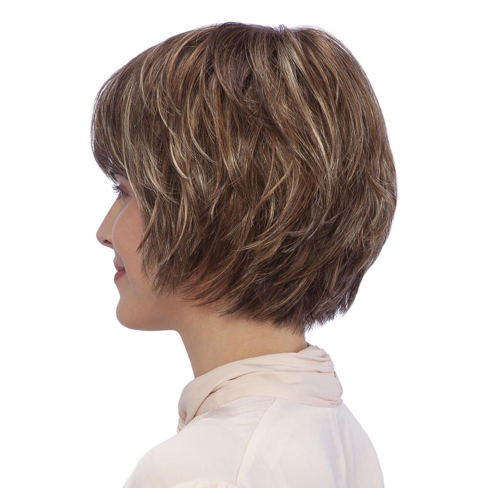 Perücke Sally von trendhair. Kurze, braune Kunsthaarperücke mit Pony. Profilansicht einer Frau.