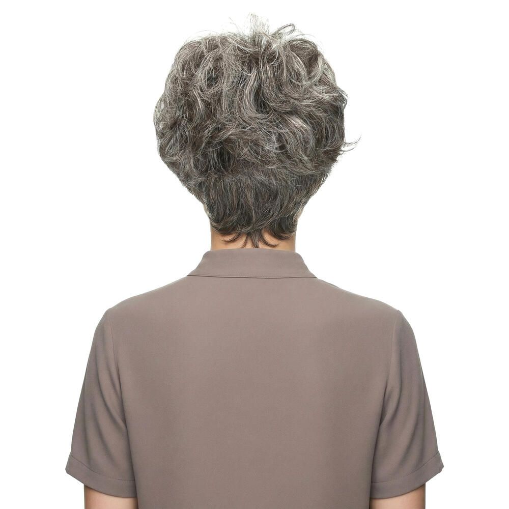 Kurzhaarperücke mit grauen Strähnen. Rückansicht einer Frau mit der Perücke. Sie trägt ein braunes Oberteil.