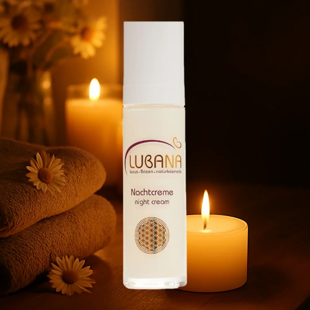 Creme-Flakon mit weißem Deckel. Aufschrift: LUBANA, Nachtcreme. Kerzen und Handtücher im Hintergrund.