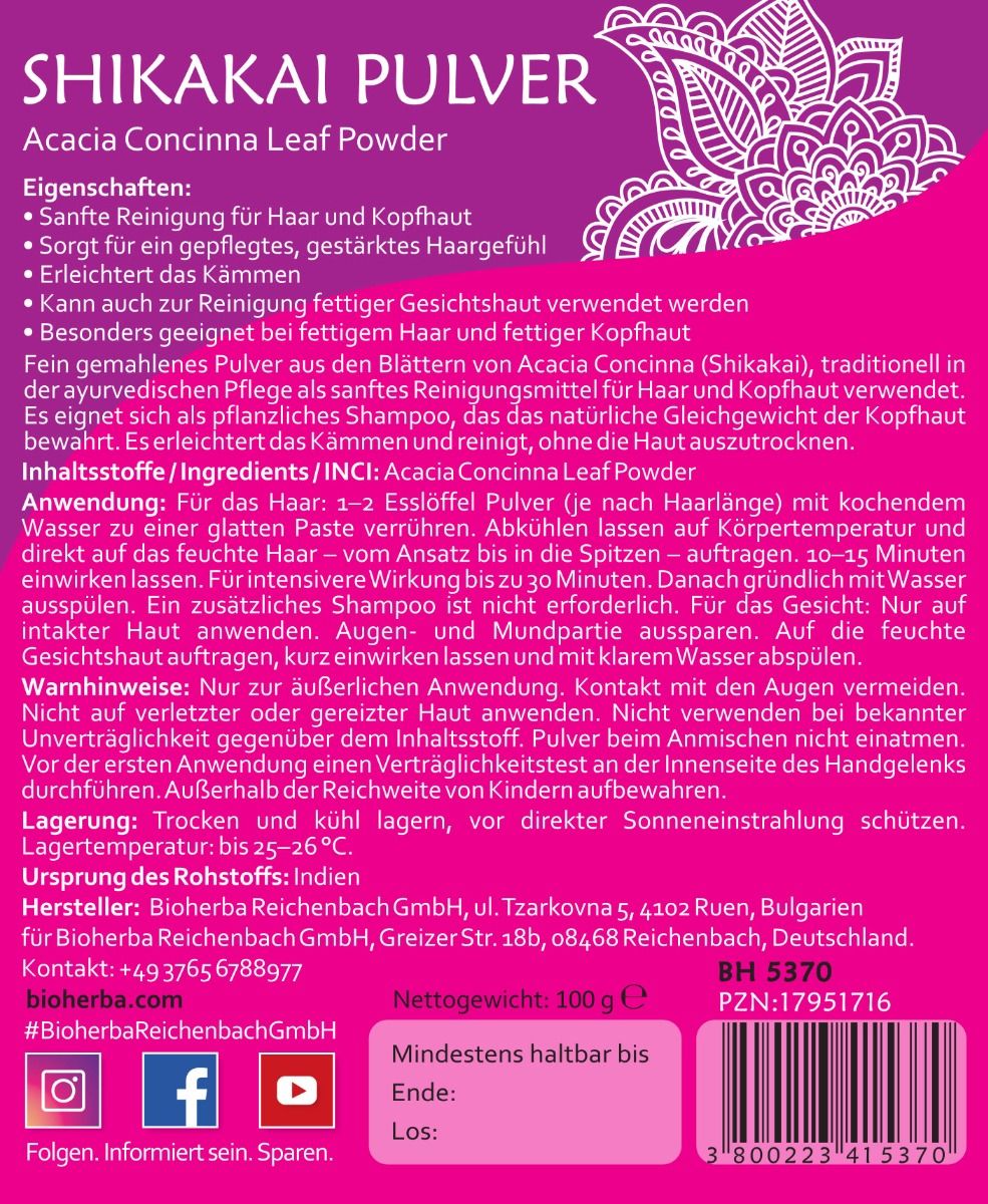 Rückseite des pinkfarbenen Etiketts. Text: Shikakai Pulver, Acacia Concinna Leaf Powder. Text in Deutsch. Herstellerinformationen und Logo.