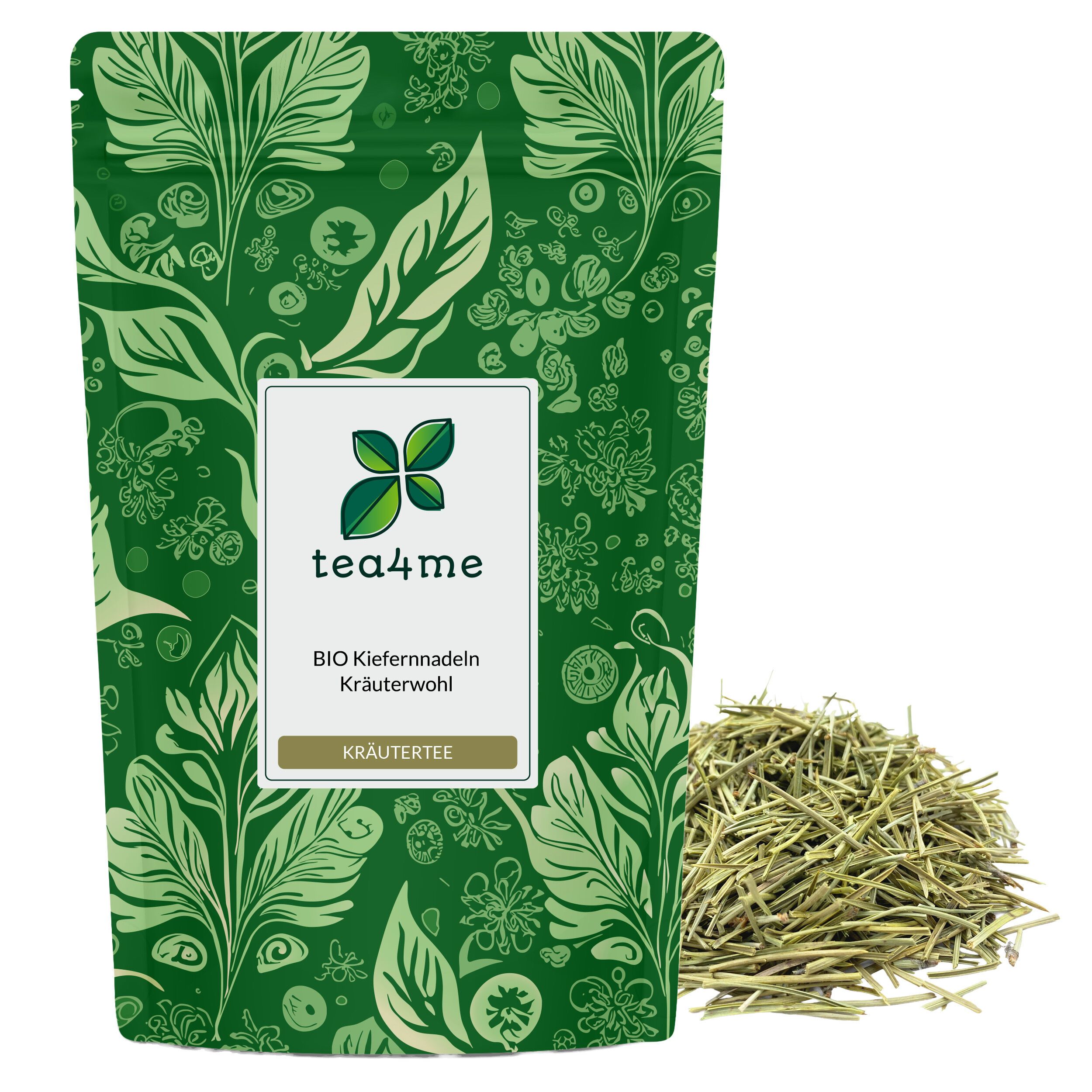 Grüne Verpackung mit floralem Muster und Text: BIO Kiefernnadeln Kräutertee. Daneben ein Haufen getrockneter Kiefernnadeln.