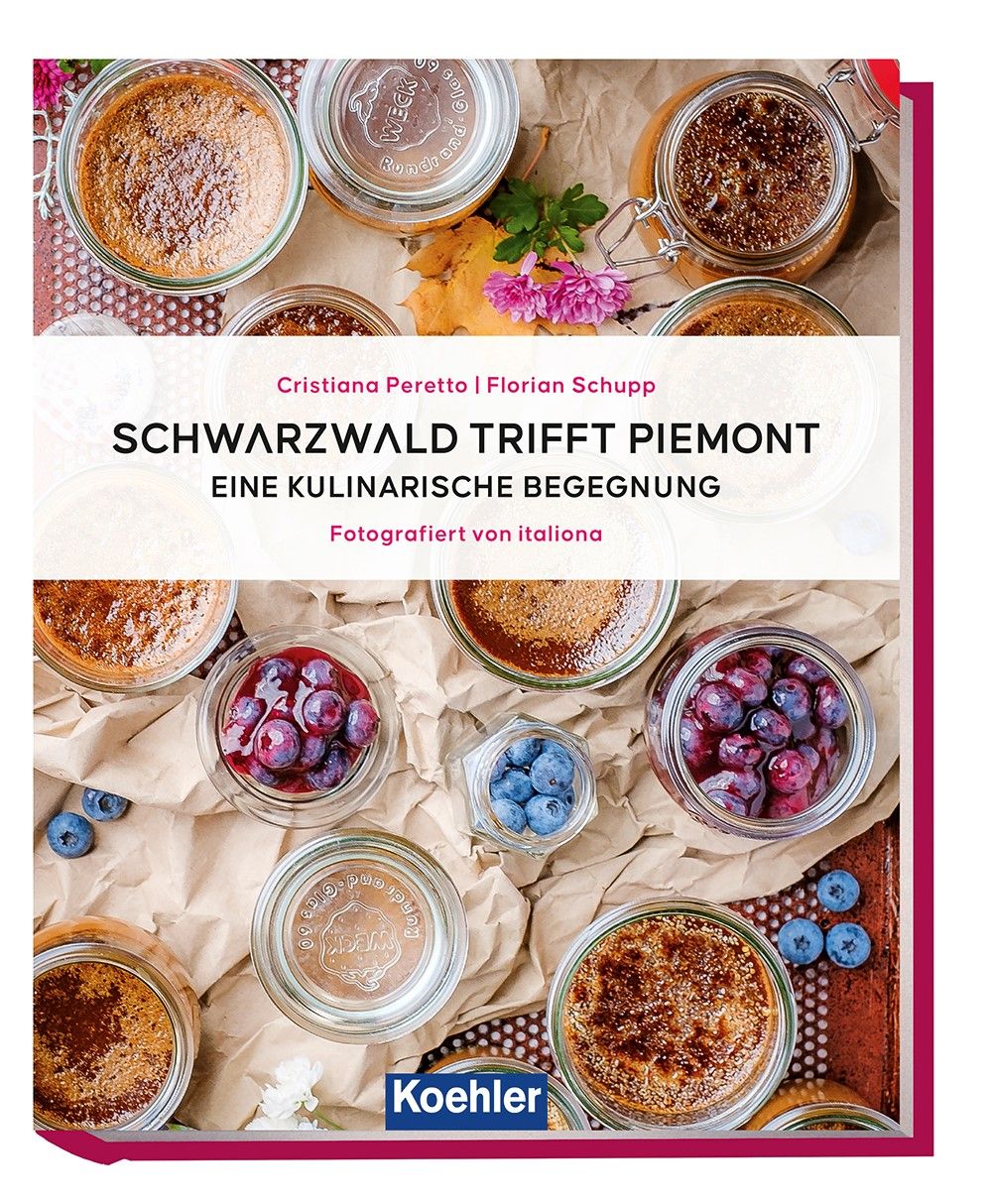Buchcover: "Schwarzwald trifft Piemont". Glasbehälter mit Speisen, Blaubeeren. Autoren: Peretto, Schupp. Fotograf: italiona. Verlag: Koehler.