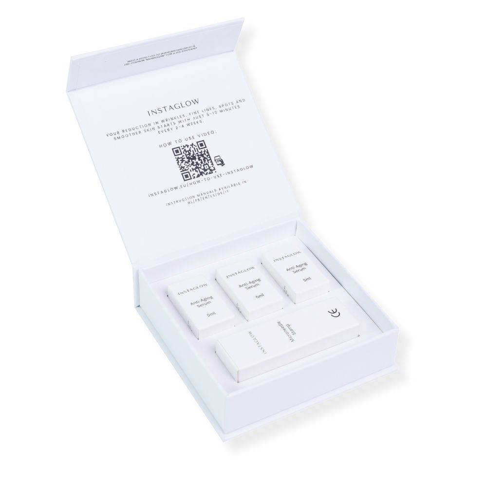 Geöffnete weiße Box mit Instaglow-Produkt. Enthält Seren und einen Microneedle-Stempel. QR-Code und Anweisungen.