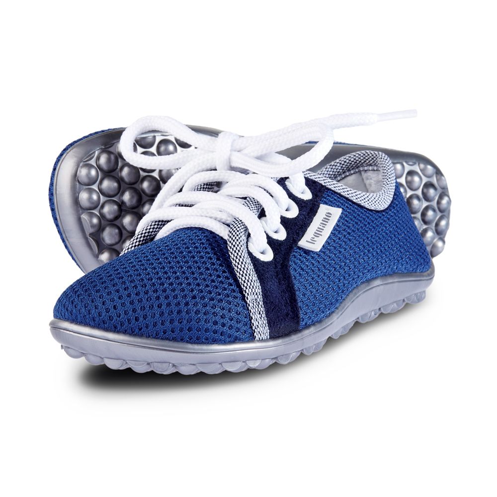 Blauer Barfußschuh mit Schnürsenkeln. Graue Sohle mit Noppen. Mesh-Obermaterial. Marke Leguano.