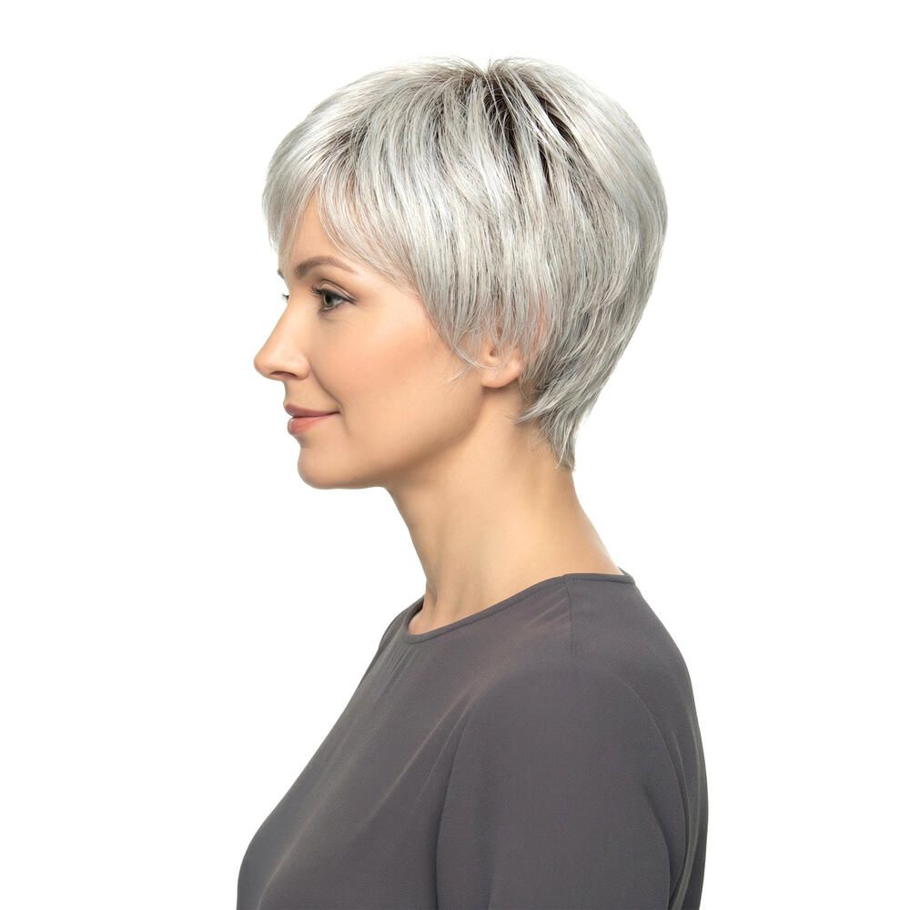 Kurzhaarperücke, grau-meliert, mit Pony. Seitenansicht. Frau trägt graues Oberteil.