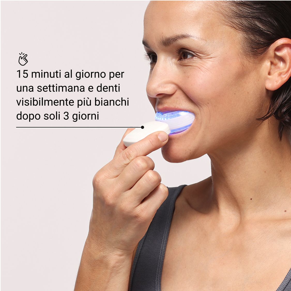 Grafica con loghi e testo su sfondo blu.