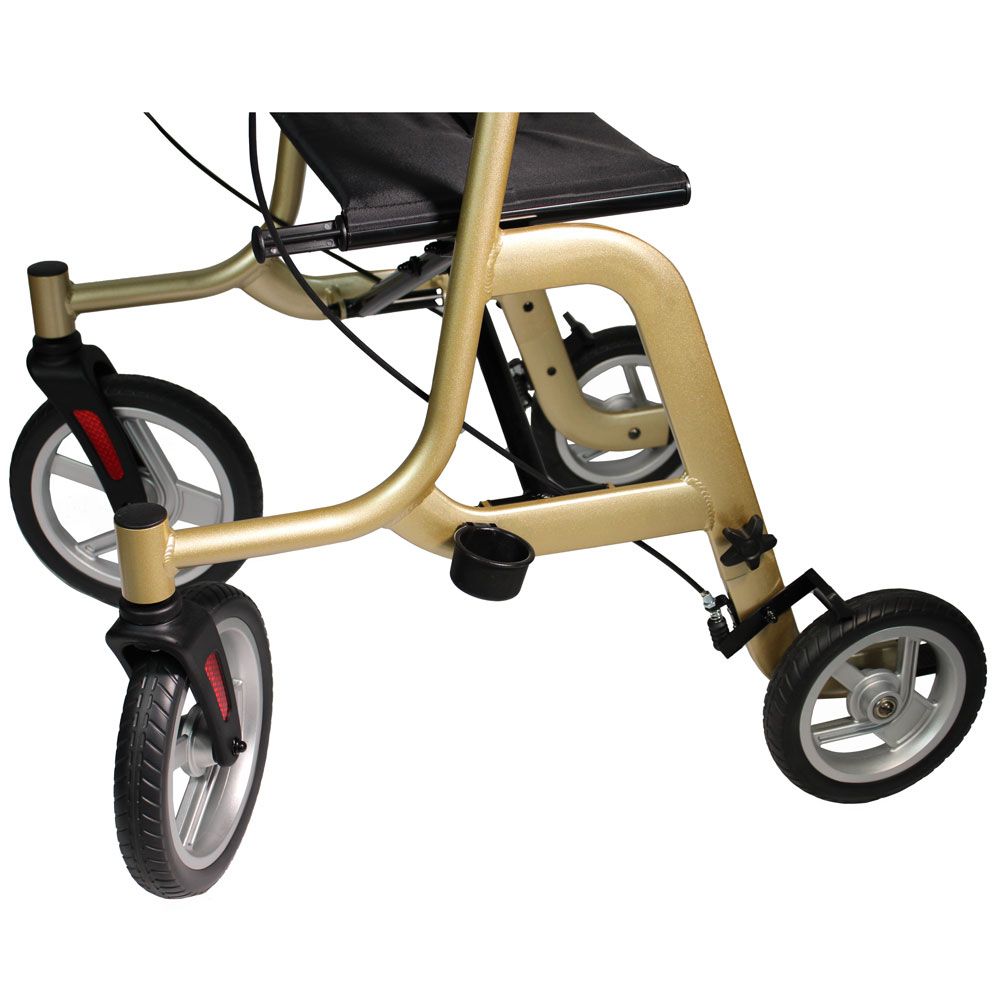 Nahaufnahme der Räder und des Rahmens eines Rollators. Goldfarbener Rahmen, schwarze Details. Räder mit roten Akzenten.