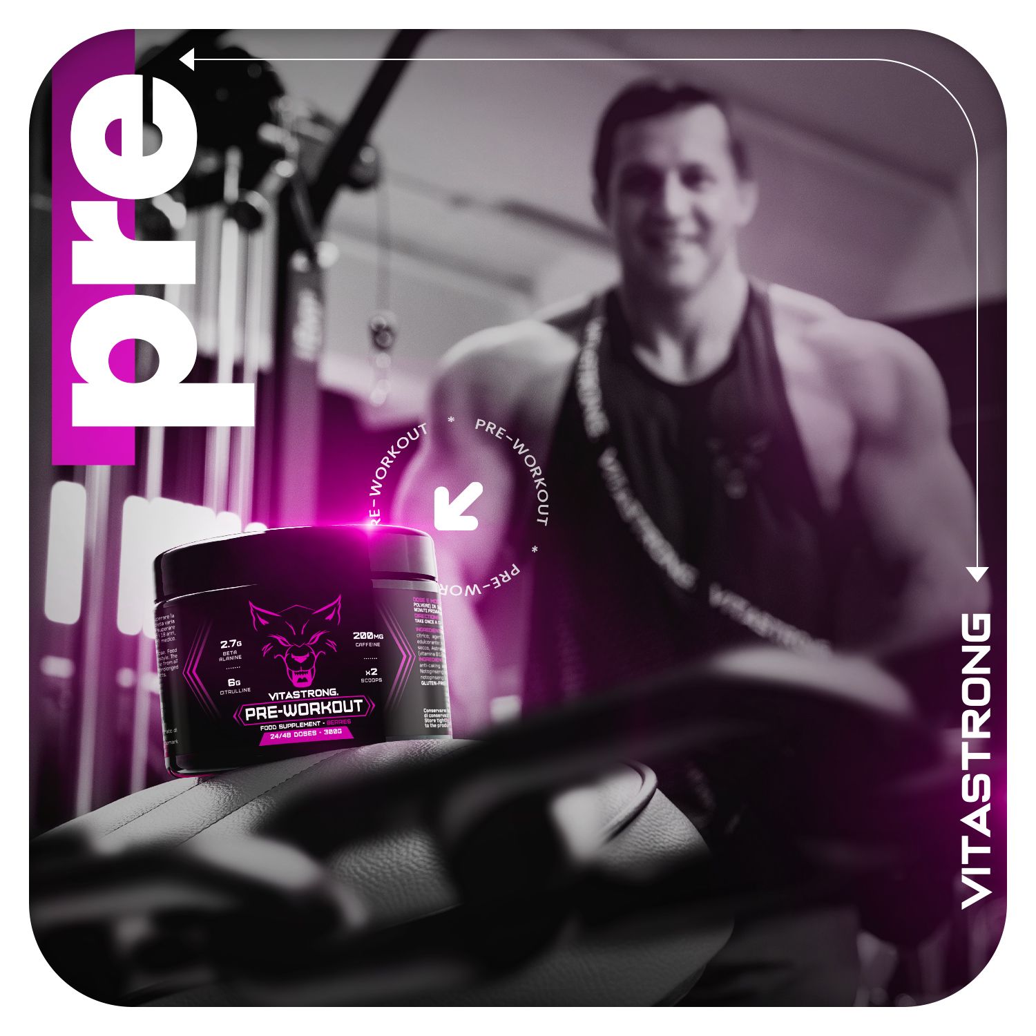 Mann im Fitnessstudio mit Produkt. Aufschrift: Vitastrong Pre-Workout. Schwarzer Behälter. Pinker Hintergrund.